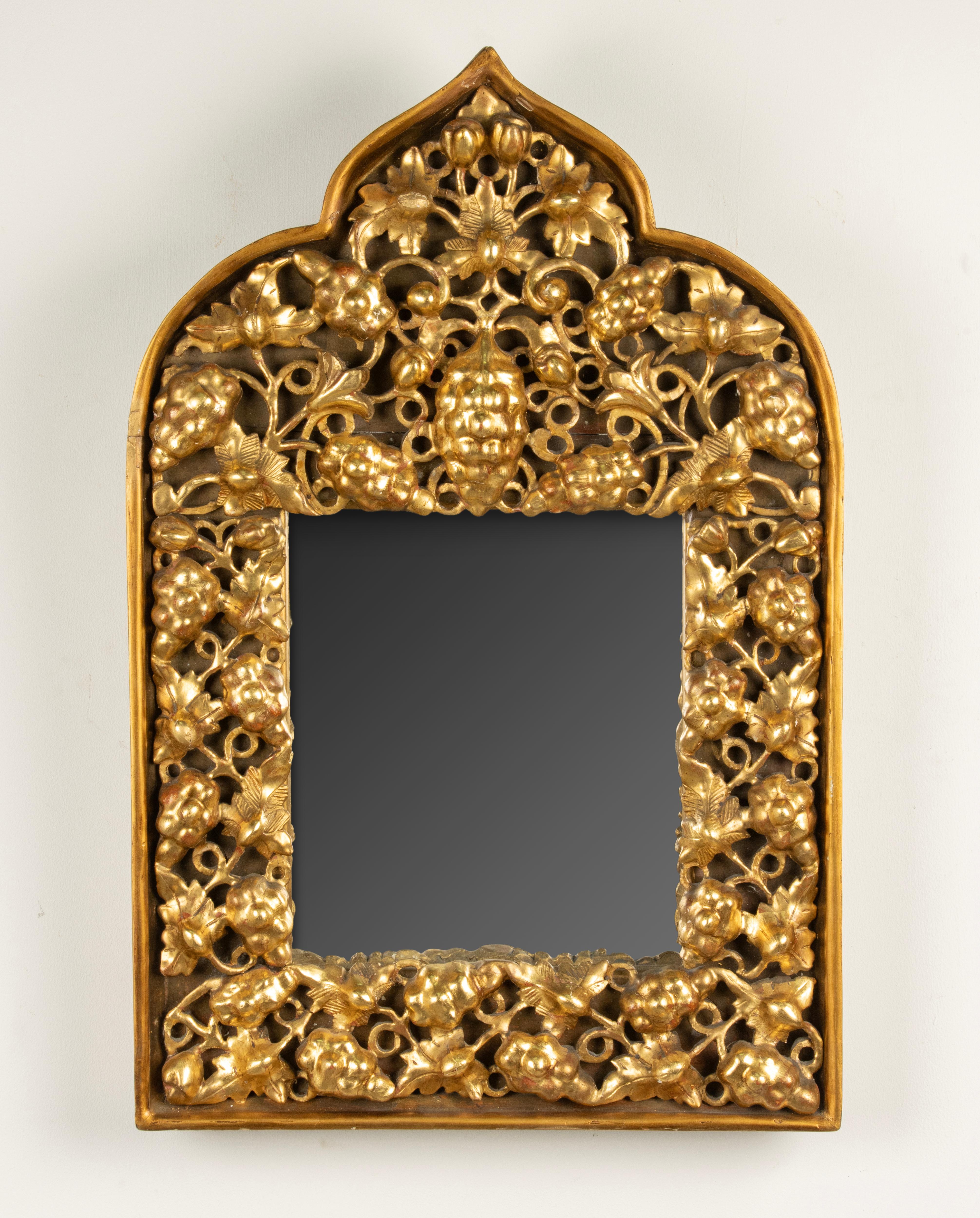 Sculpté à la main Miroir de la fin du 19ème siècle - sculpté à la feuille d'or  Bois de vin - Style oriental en vente