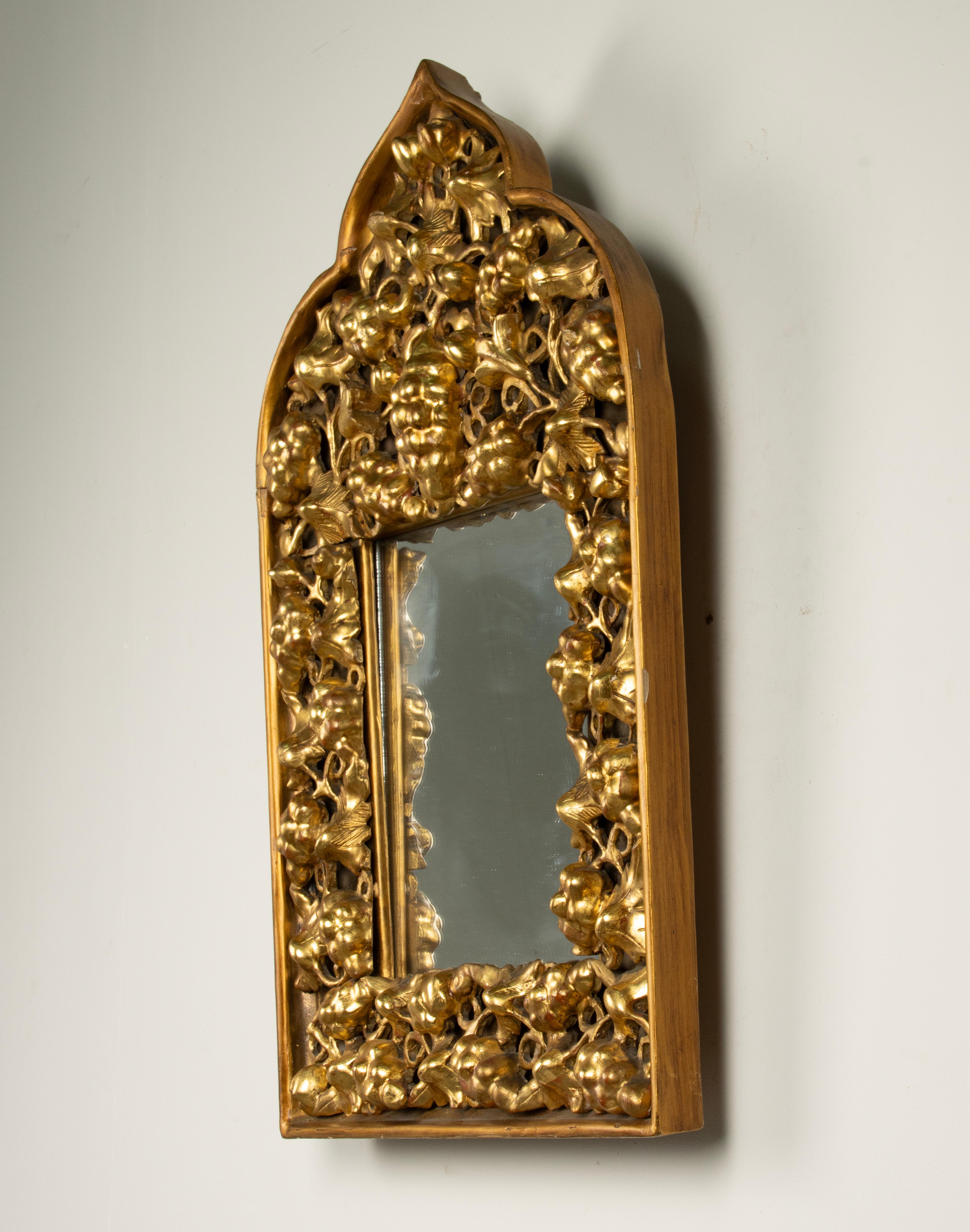 Fin du XIXe siècle Miroir de la fin du 19ème siècle - sculpté à la feuille d'or  Bois de vin - Style oriental en vente