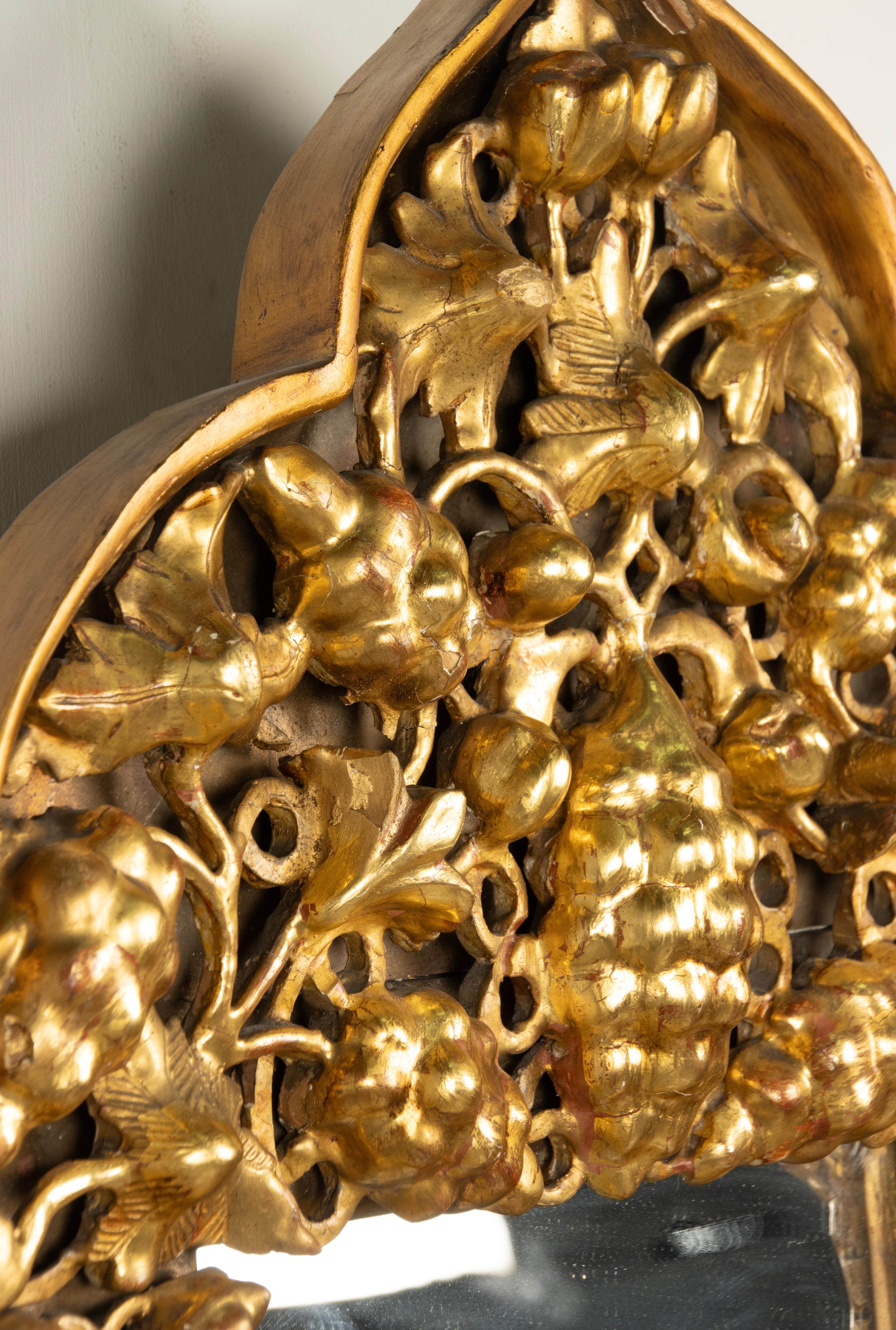 Miroir de la fin du 19ème siècle - sculpté à la feuille d'or  Bois de vin - Style oriental en vente 1