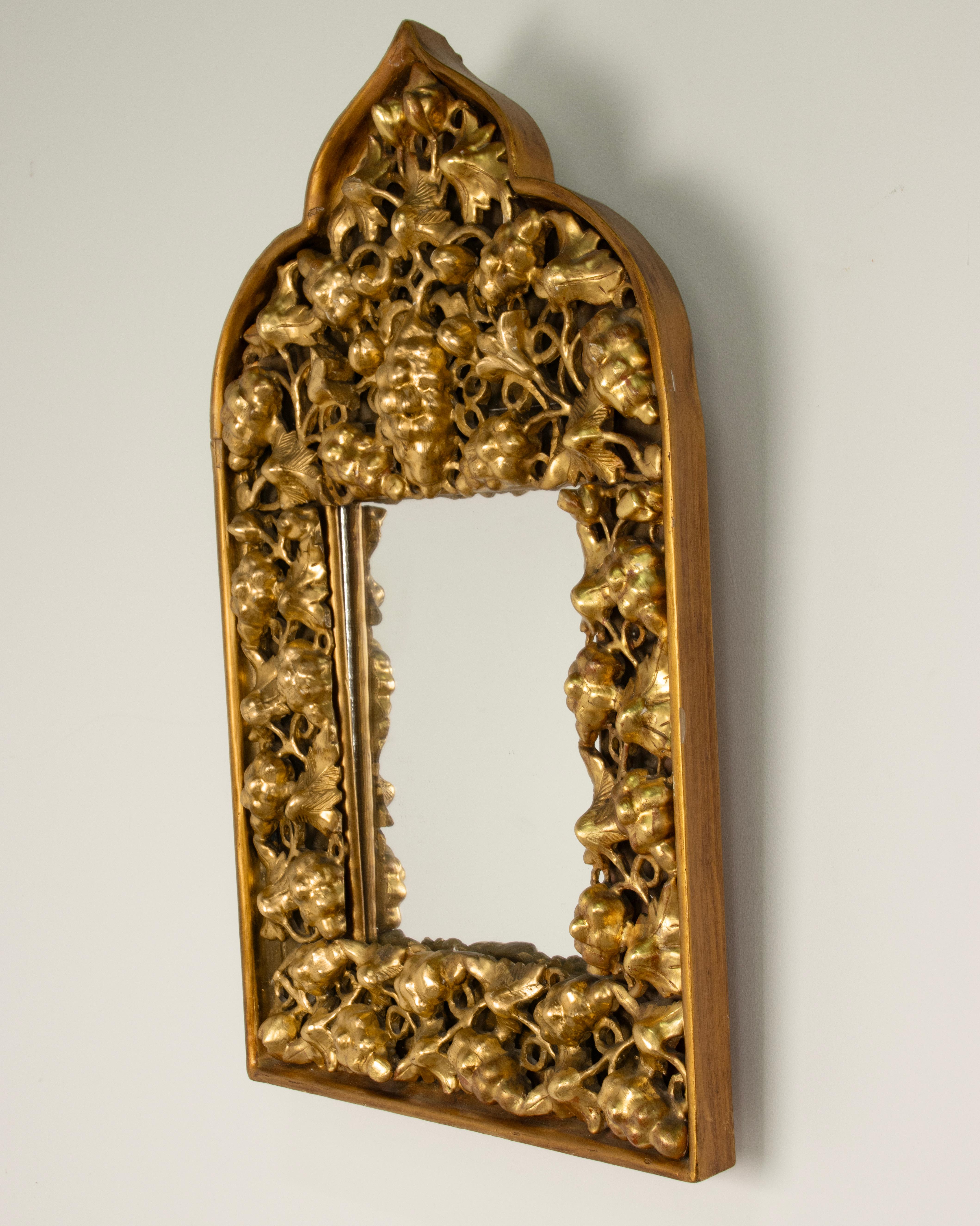 Miroir de la fin du 19ème siècle - sculpté à la feuille d'or  Bois de vin - Style oriental en vente 2