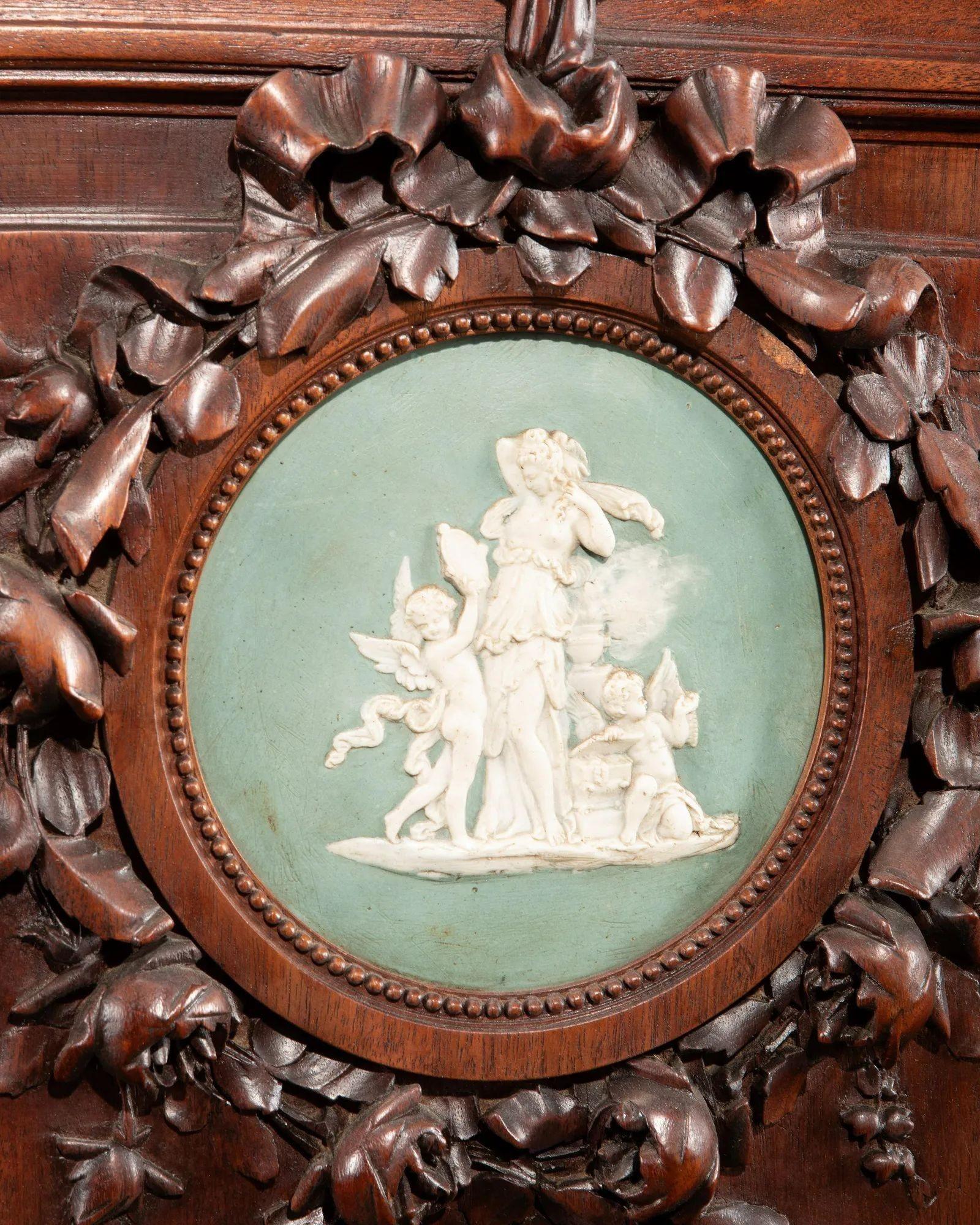 Armadio monumentale francese in noce intagliato della fine del XIX secolo con placche intagliate in vendita 6