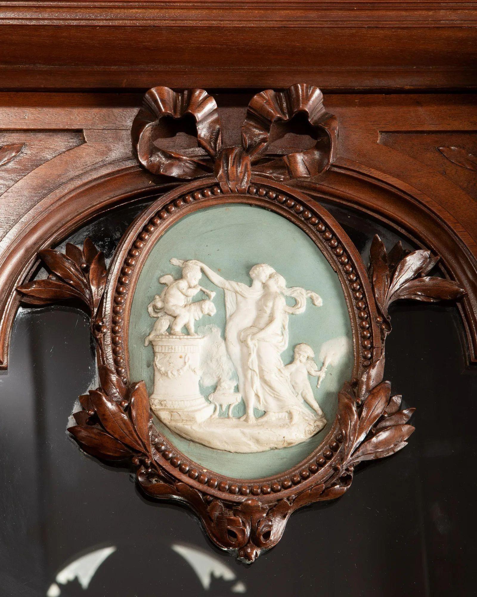 Stile provenzale Armadio monumentale francese in noce intagliato della fine del XIX secolo con placche intagliate in vendita