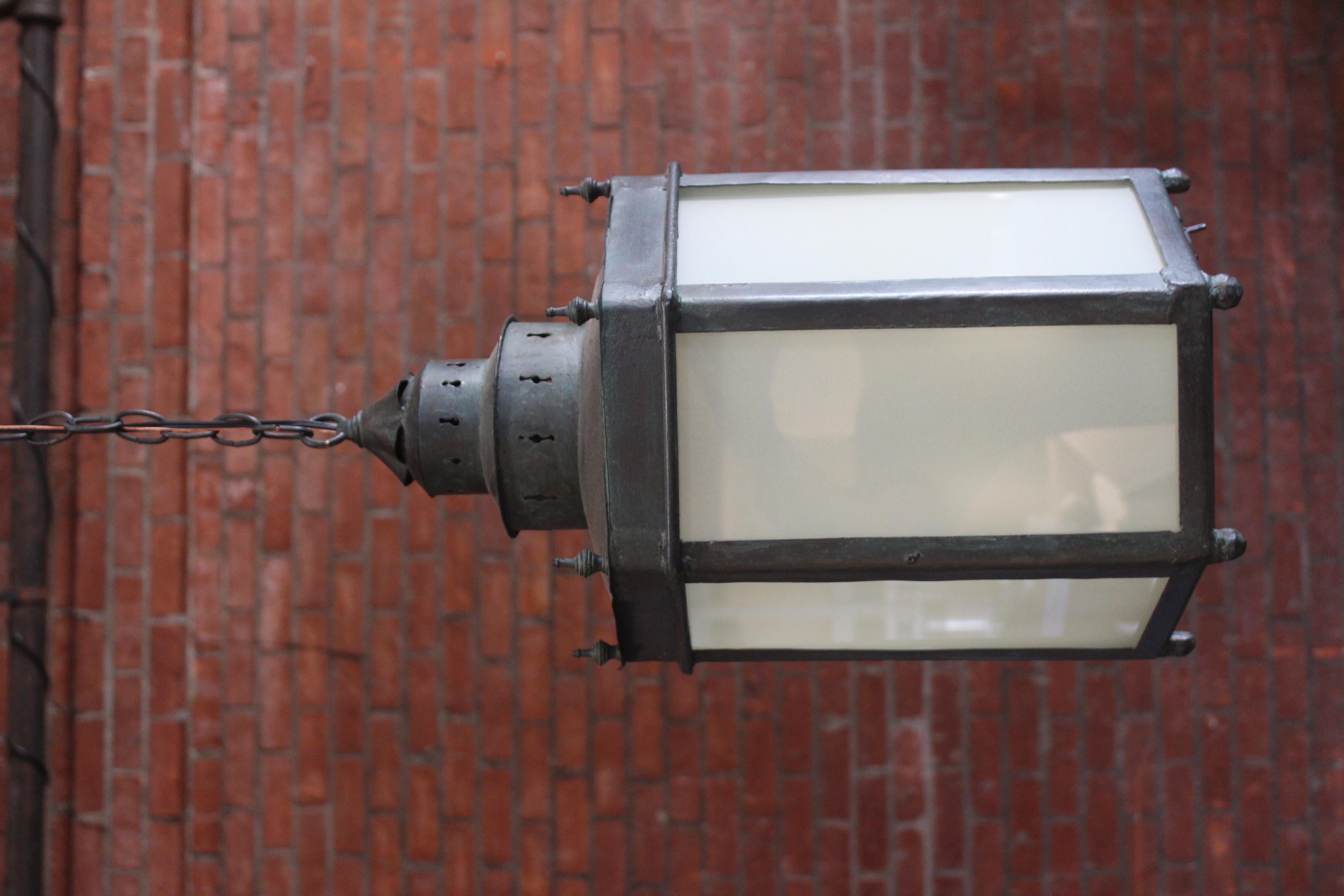Anciennes lanternes suspendues de style mauresque datant de la fin du 19e siècle - entièrement restaurées et recâblées. Disponible par paire, chaque pièce étant vendue individuellement. Chaque lanterne a été recâblée pour les normes américaines et