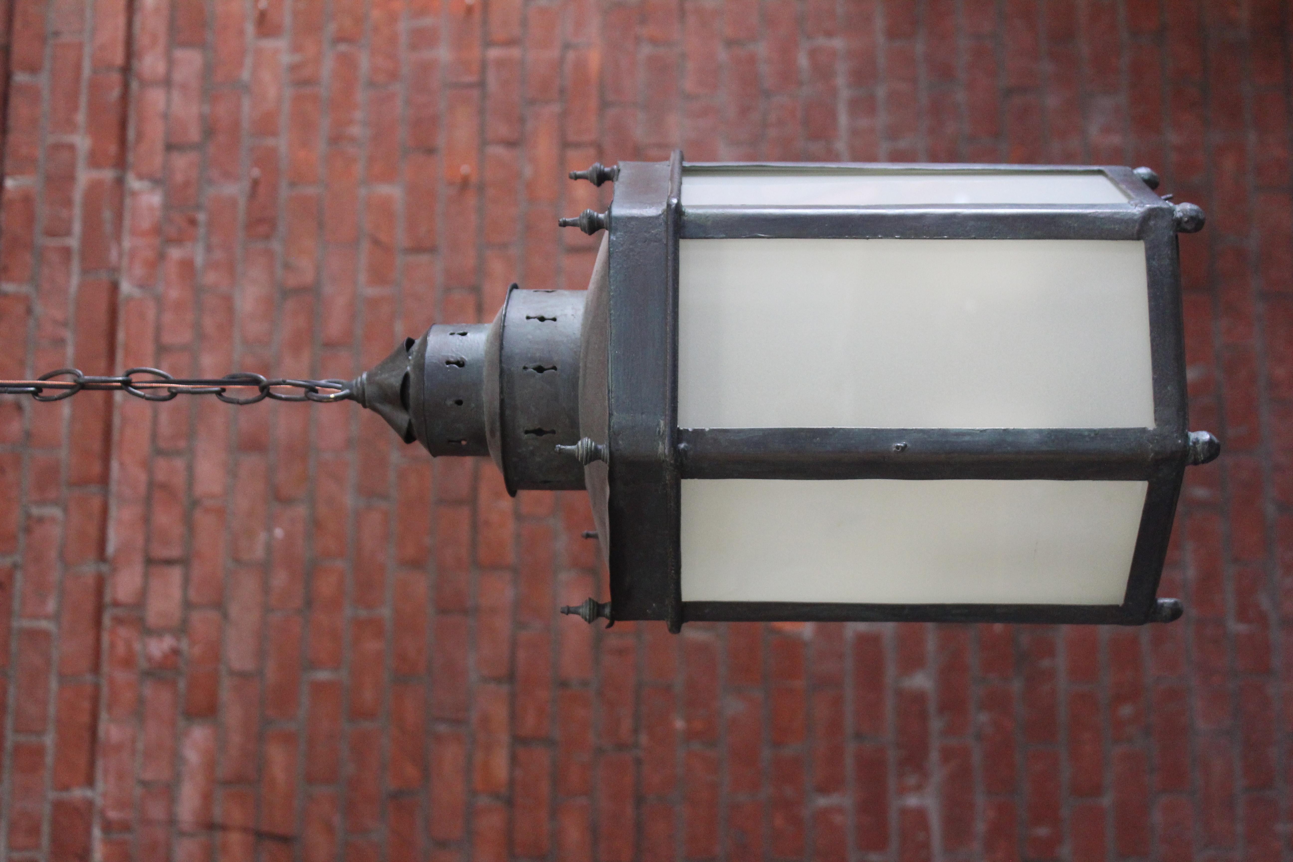 Mauresque Lampe à suspension mauresque de la fin du XIXe siècle, paire disponible. en vente