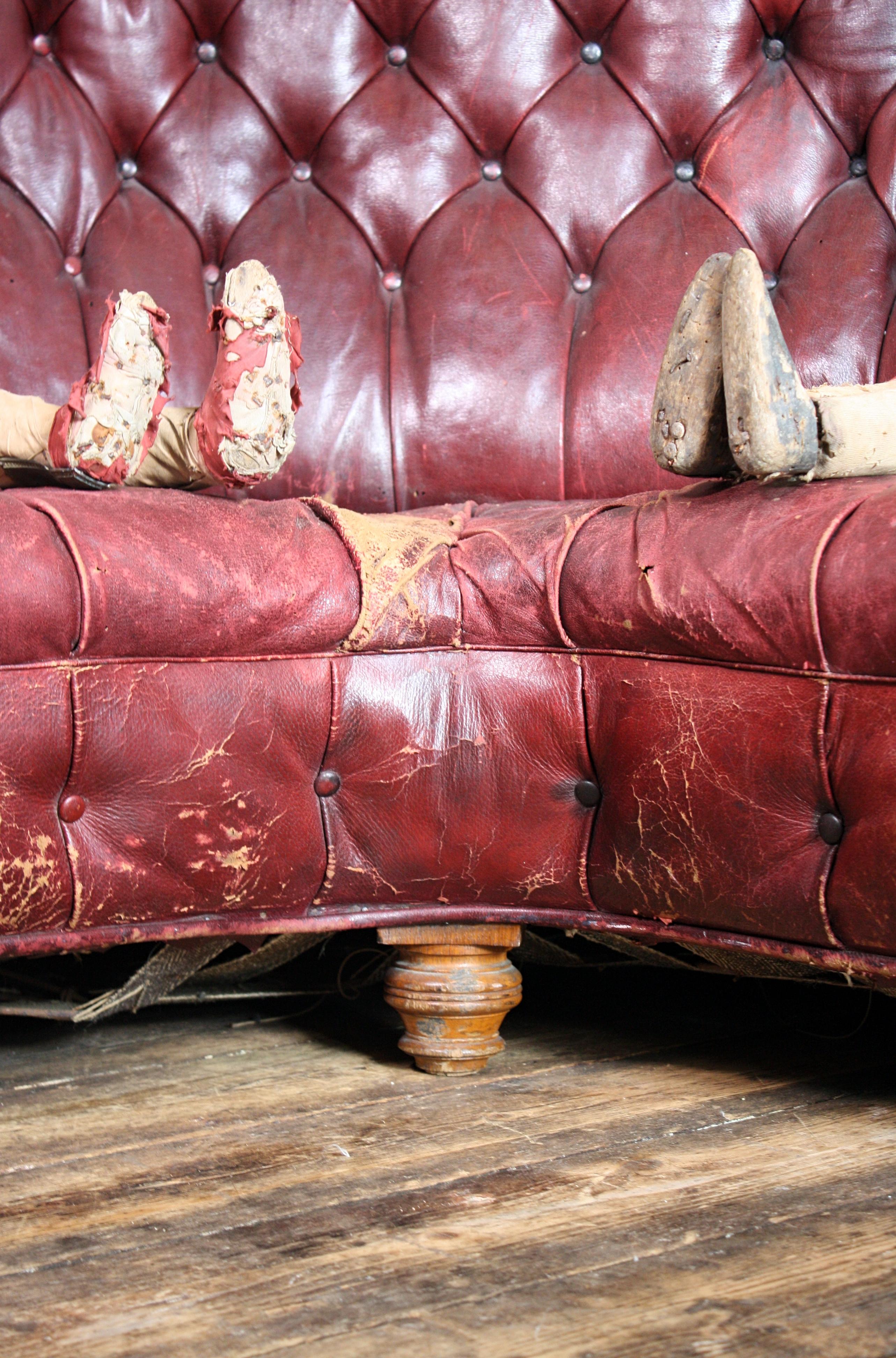 Late 19th Century Moroccan Maroon Leather Buttoned Corner Sofa 5
