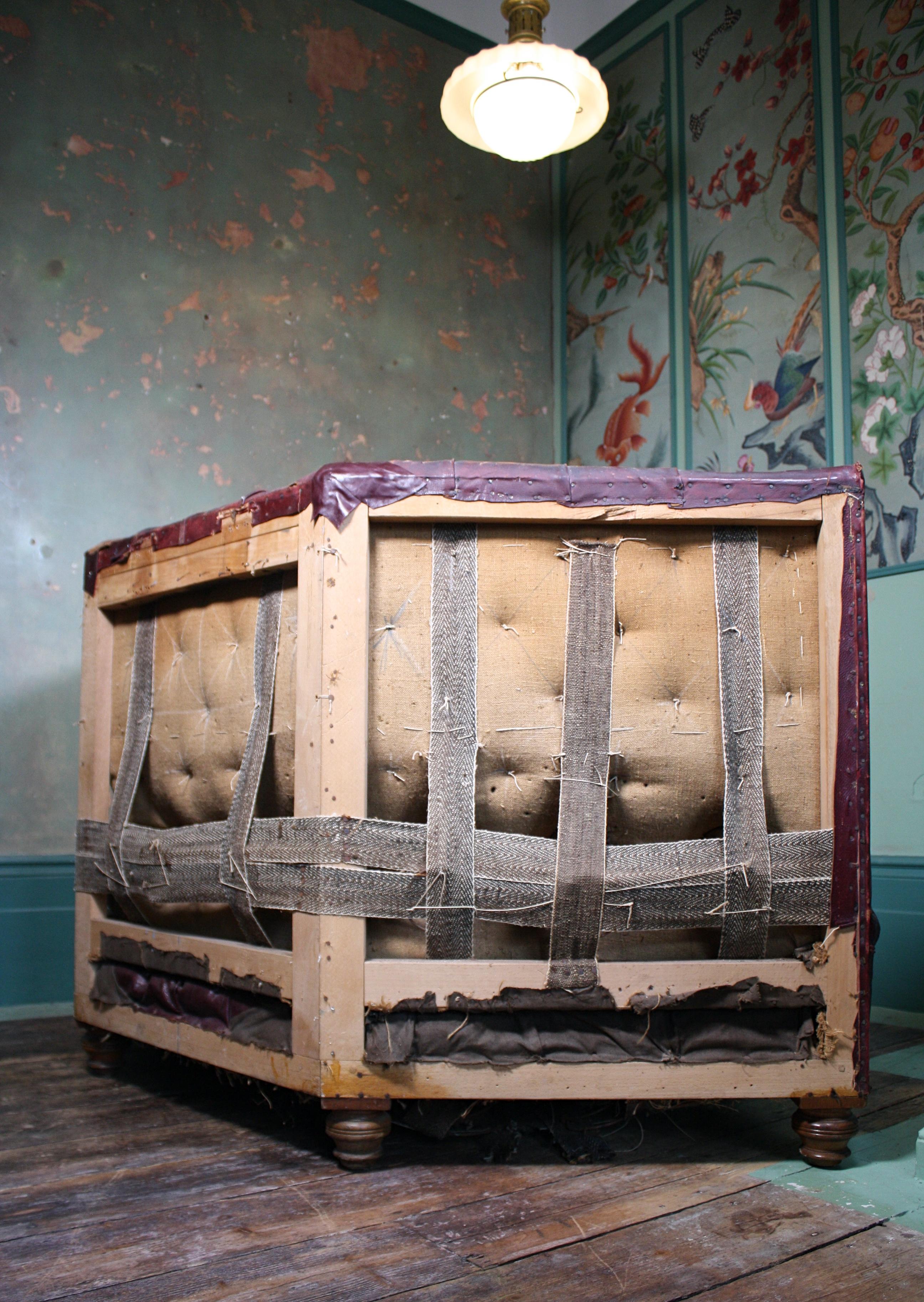 Late 19th Century Moroccan Maroon Leather Buttoned Corner Sofa 12