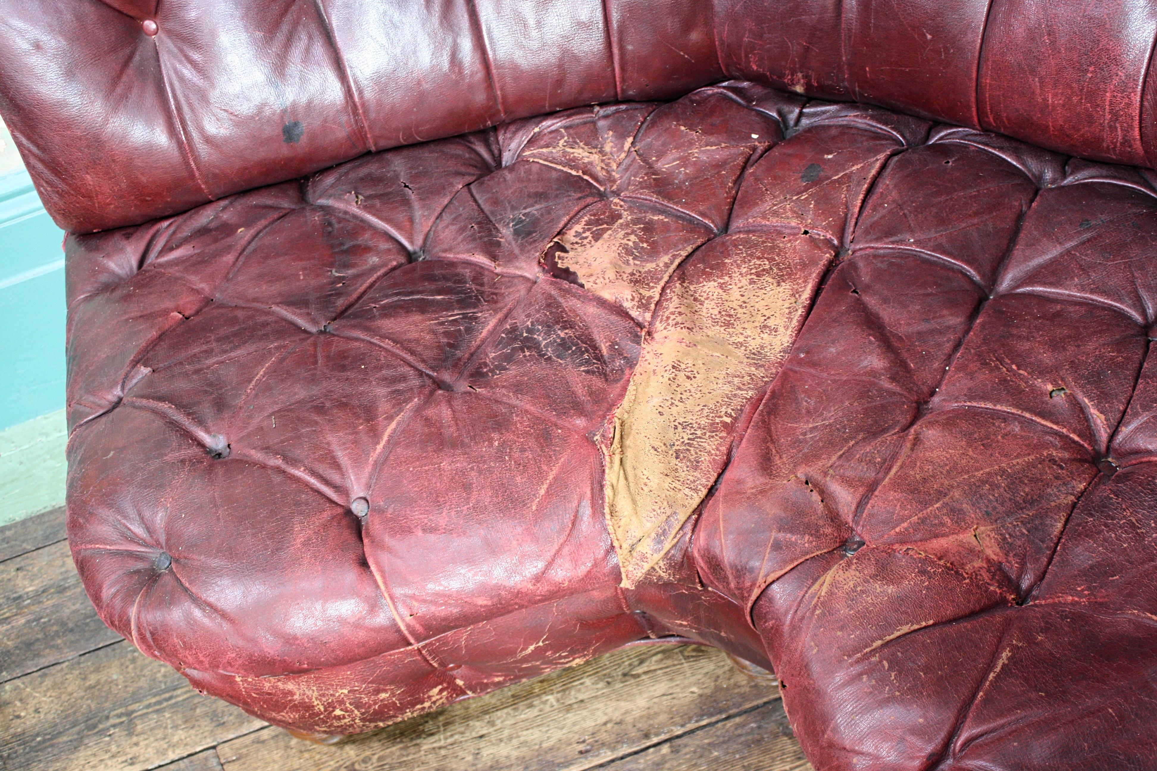 Late 19th Century Moroccan Maroon Leather Buttoned Corner Sofa In Distressed Condition In Lowestoft, GB