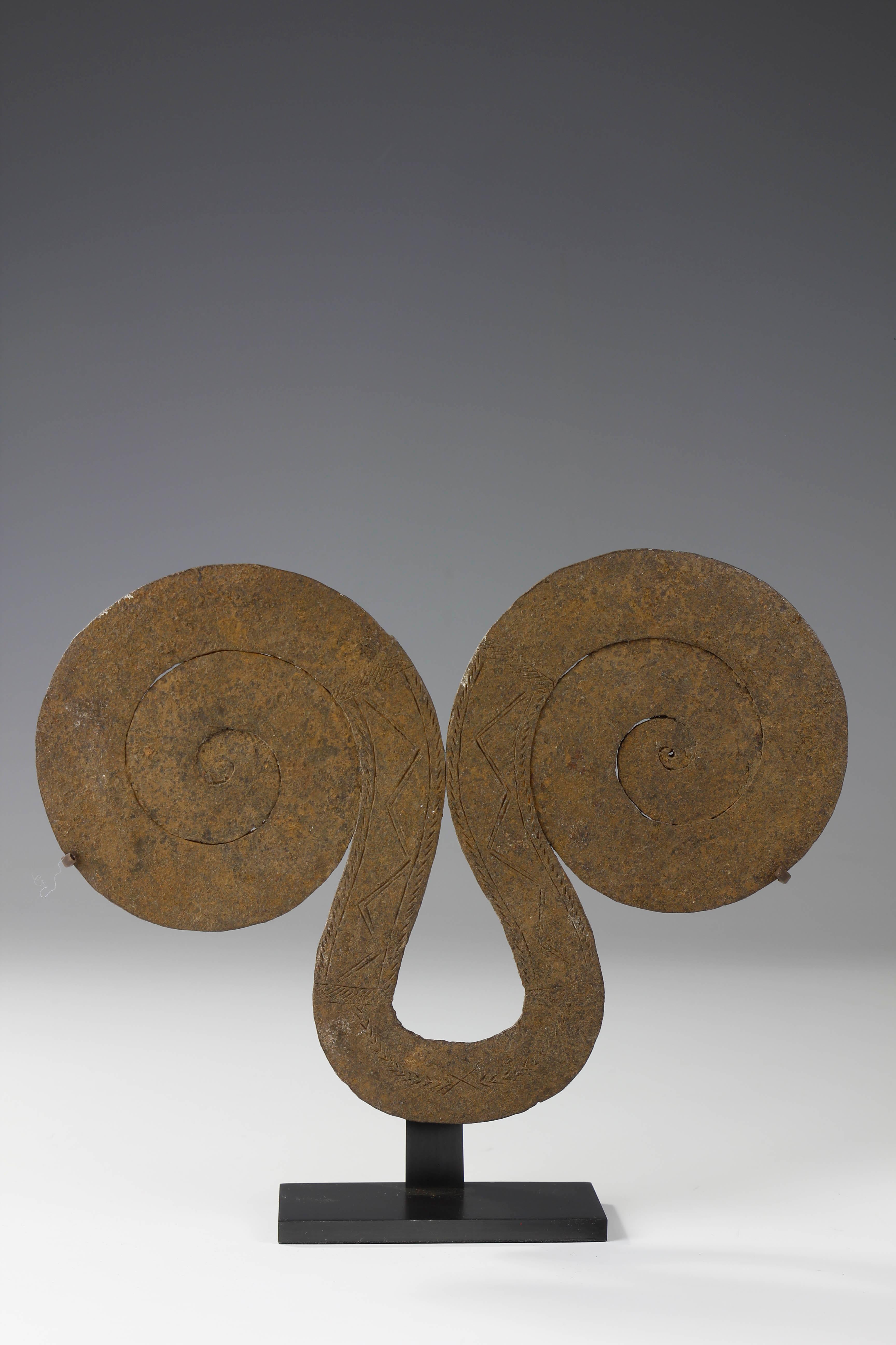 Monnaie à spirale plate en fer finement incisé provenant du Mumuye au Nigéria. Un exemple similaire de monnaie en fer se trouve dans la Collection S, tel que publié dans 
