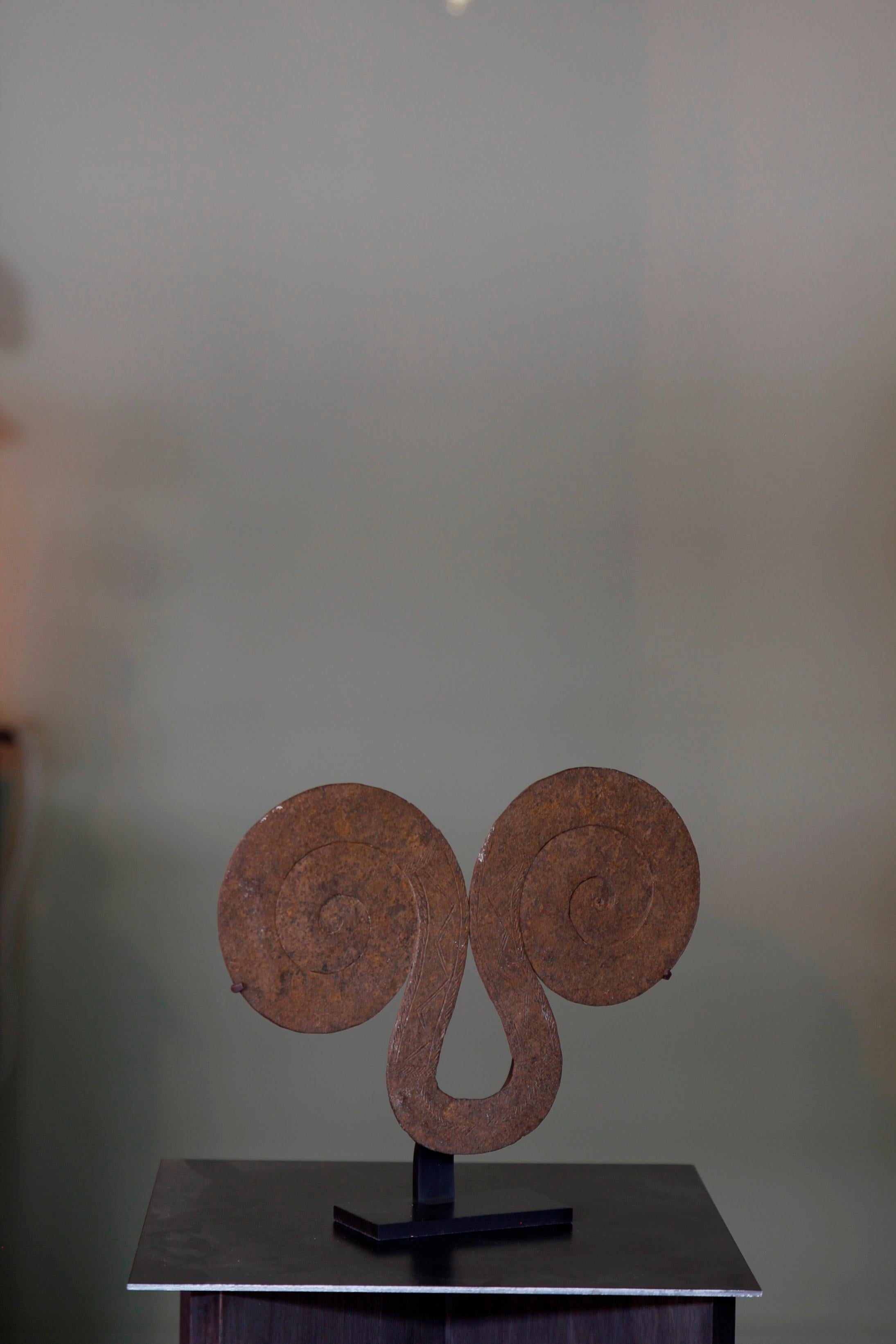 Fer Monnaie à spirale plate en fer de Mumuye de la fin du XIXe siècle, Nigeria en vente