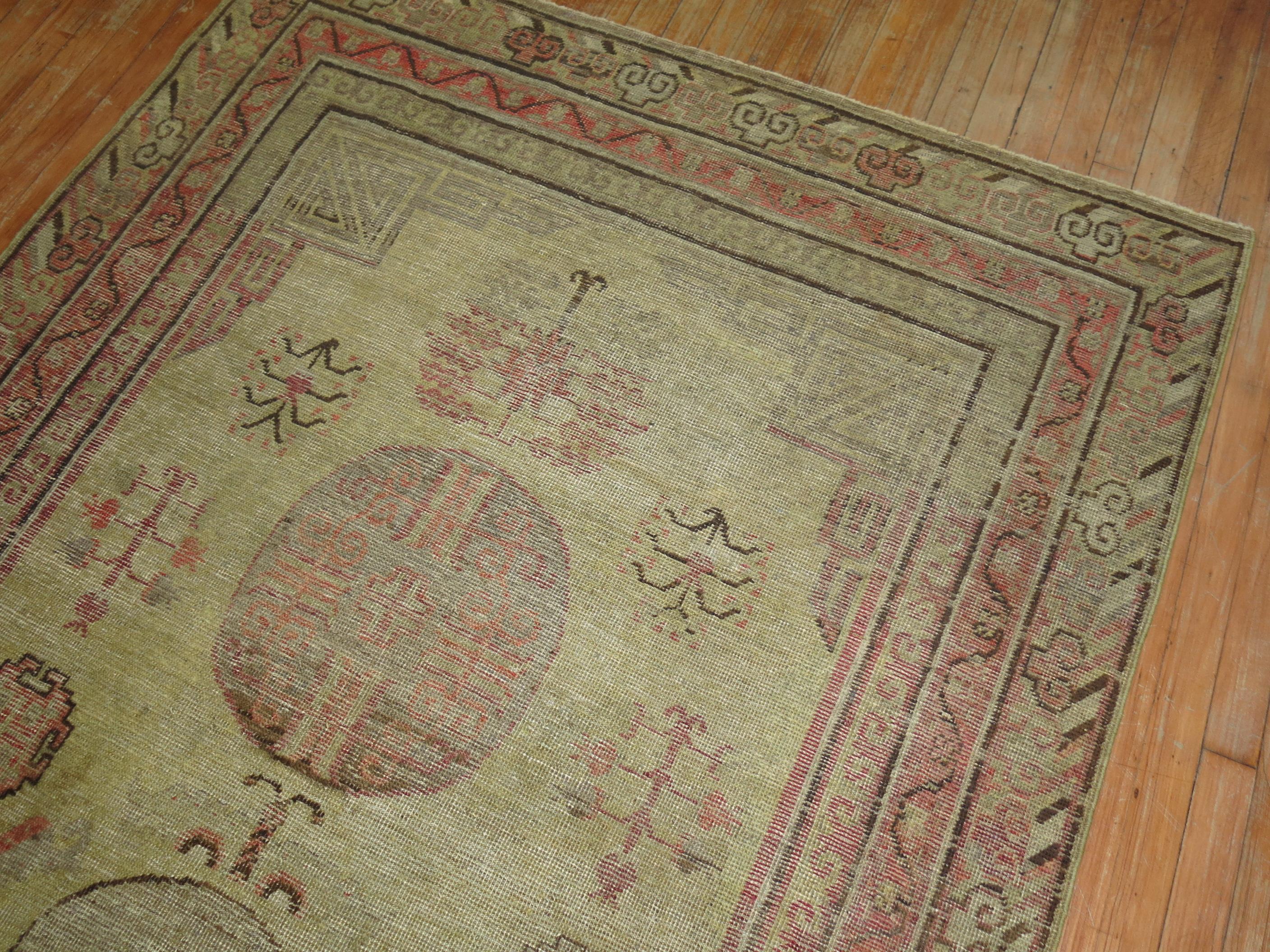 Senffeld-Gkhotan-Teppich in Akzentgröße aus dem späten 19. Jahrhundert.

Maße: 5' x 9'3''

Die Teppiche werden seit dem 17. Jahrhundert hergestellt und erreichten ihren Höhepunkt im 18. und 19. Jahrhundert. Das Markenzeichen der Khotan-Teppiche