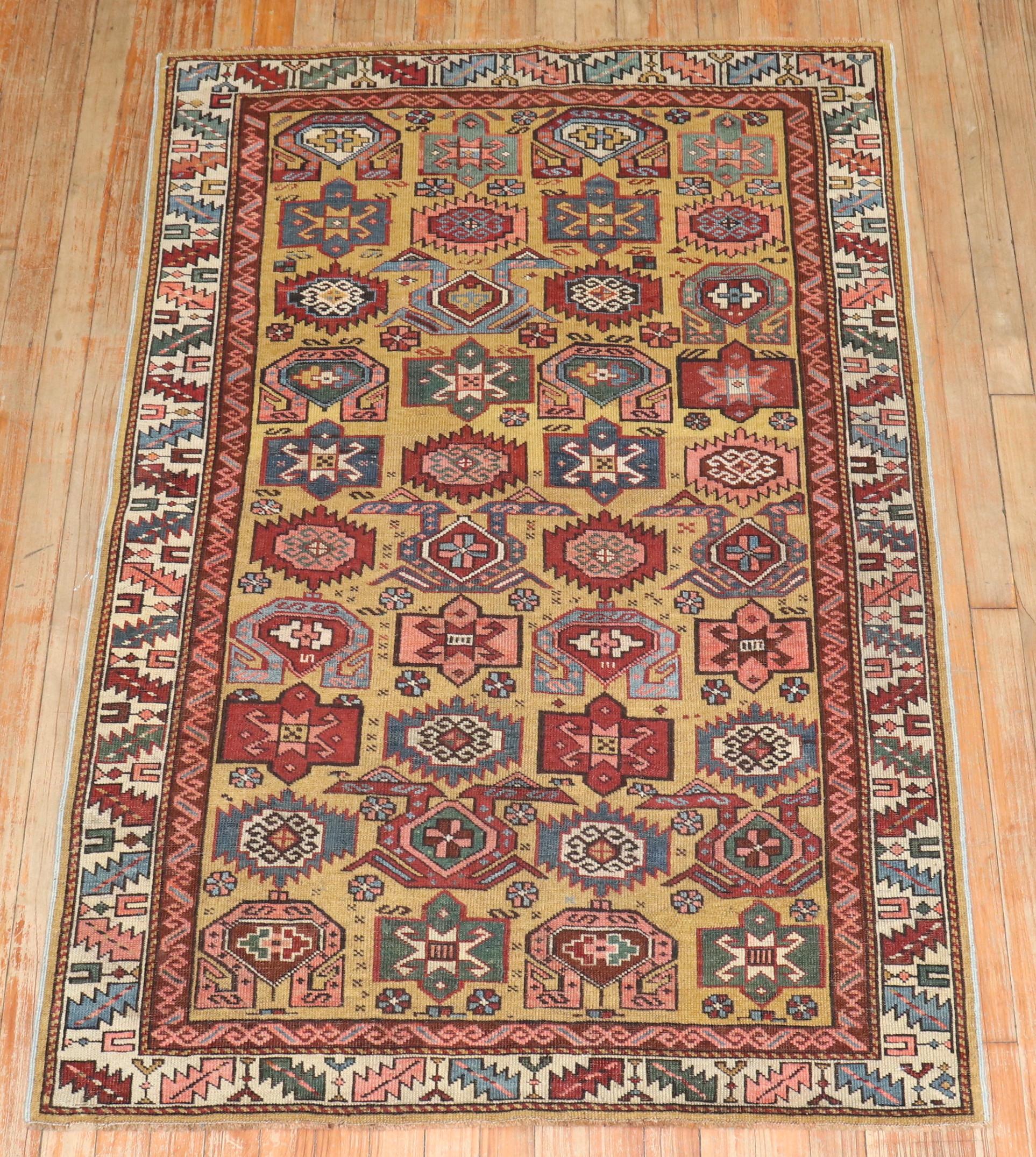 Authentique tapis Kuba caucasien de la fin du XIXe siècle, avec un fond couleur moutarde.

3'5'' x 5'1''