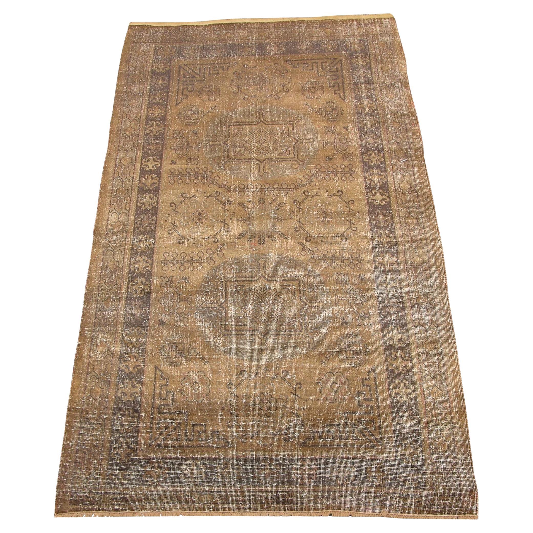 Muted Faded Khotan Samarkand-Teppich aus dem späten 19. Jahrhundert