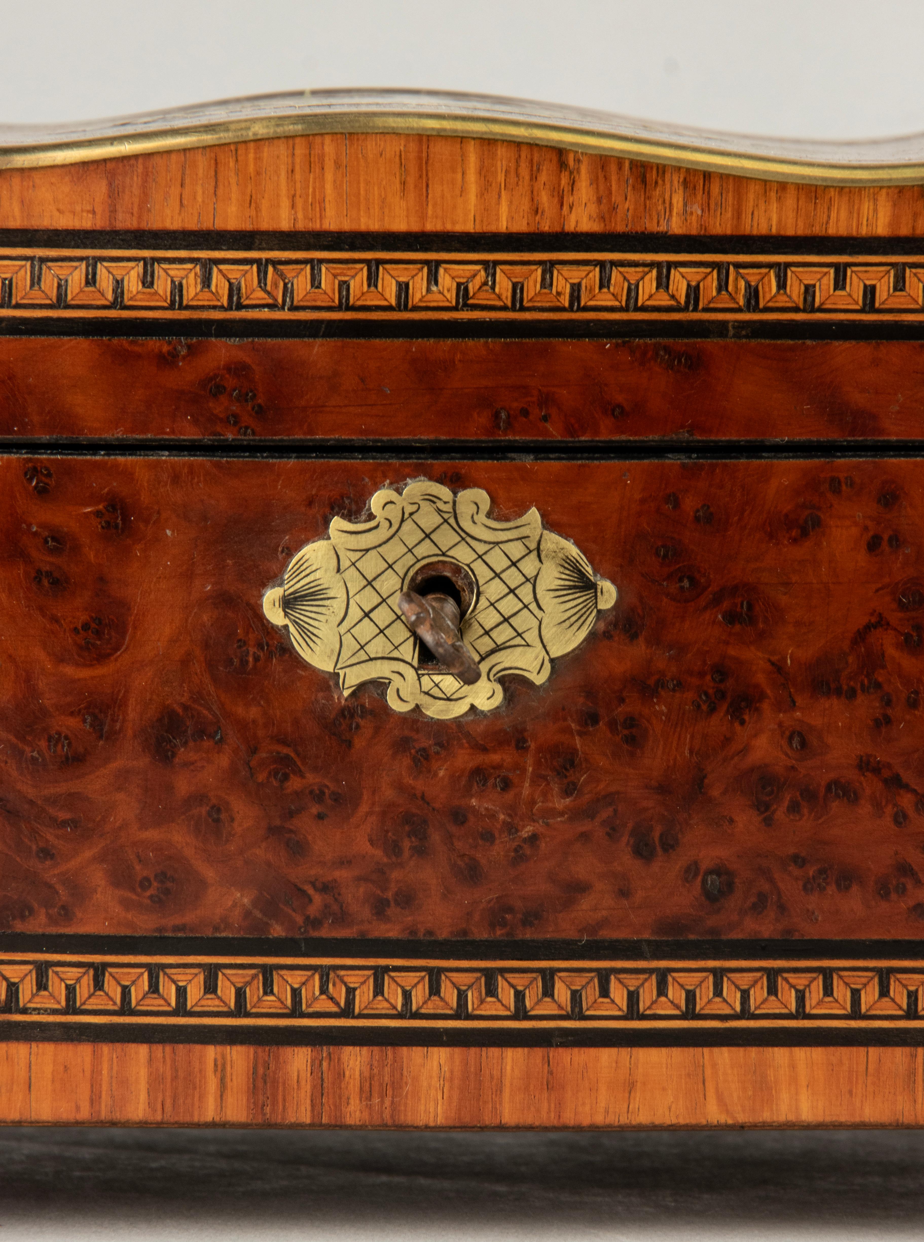 Porta tè in legno intarsiato Napoleone III Bombay della fine del XIX secolo in vendita 7