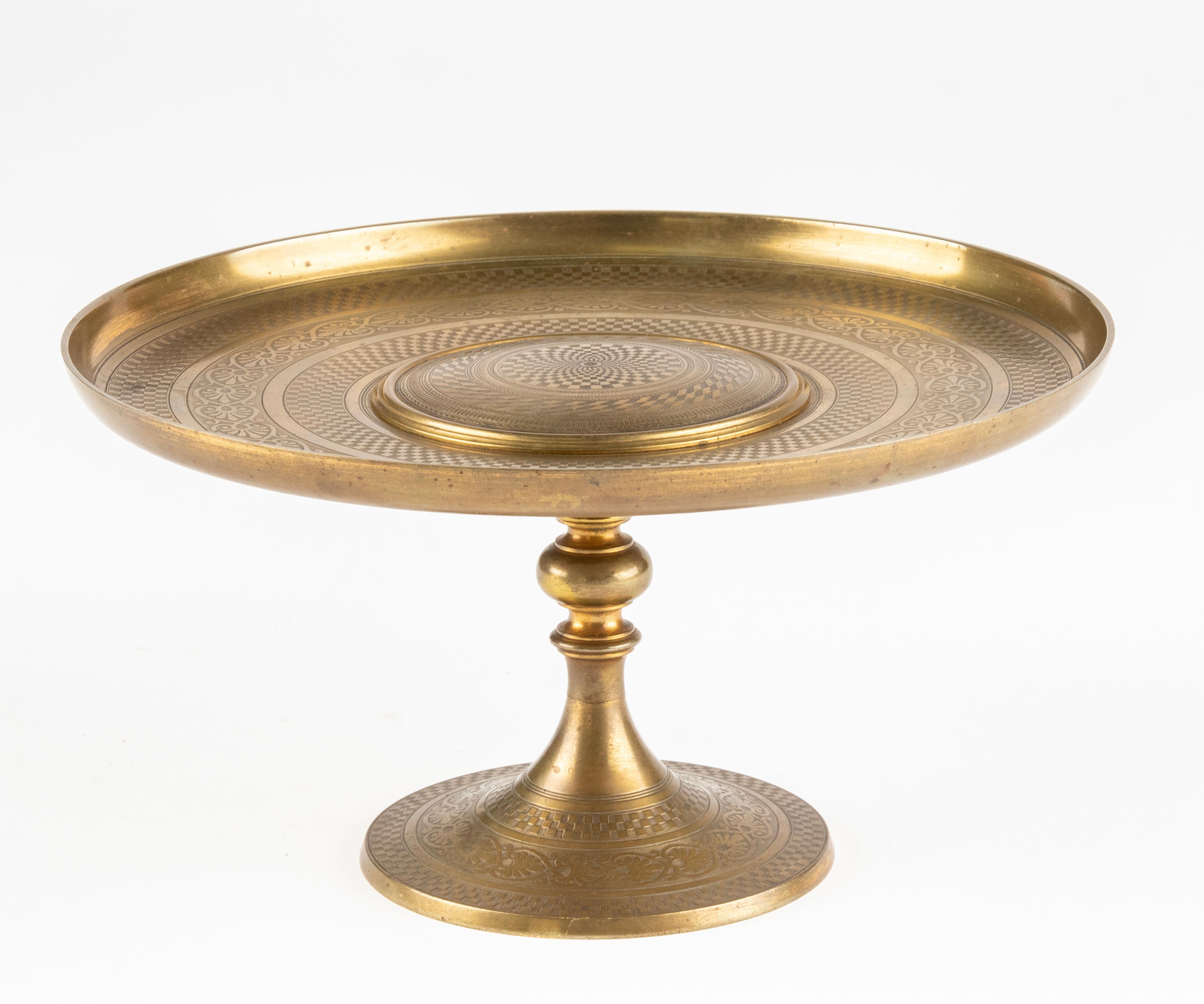 Élégant plat à tazza en bronze français Napoléon III, avec une fine gravure de formes géométriques. Belle patine ancienne.
Objet très décoratif. En bon état. 
 