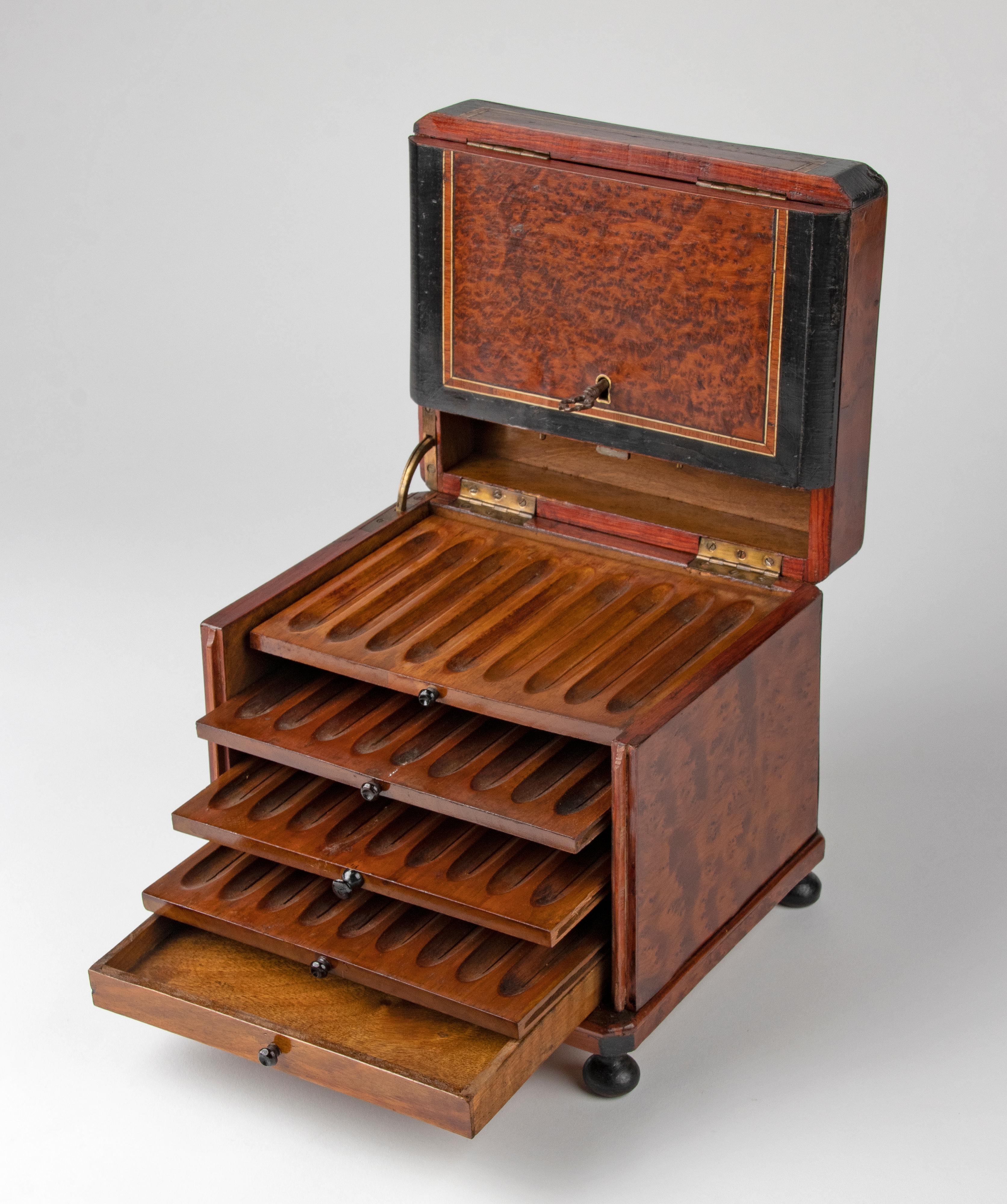 Ébénisé Boîte à cigares Napoléon III de la fin du XIXe siècle en ronce de noyer