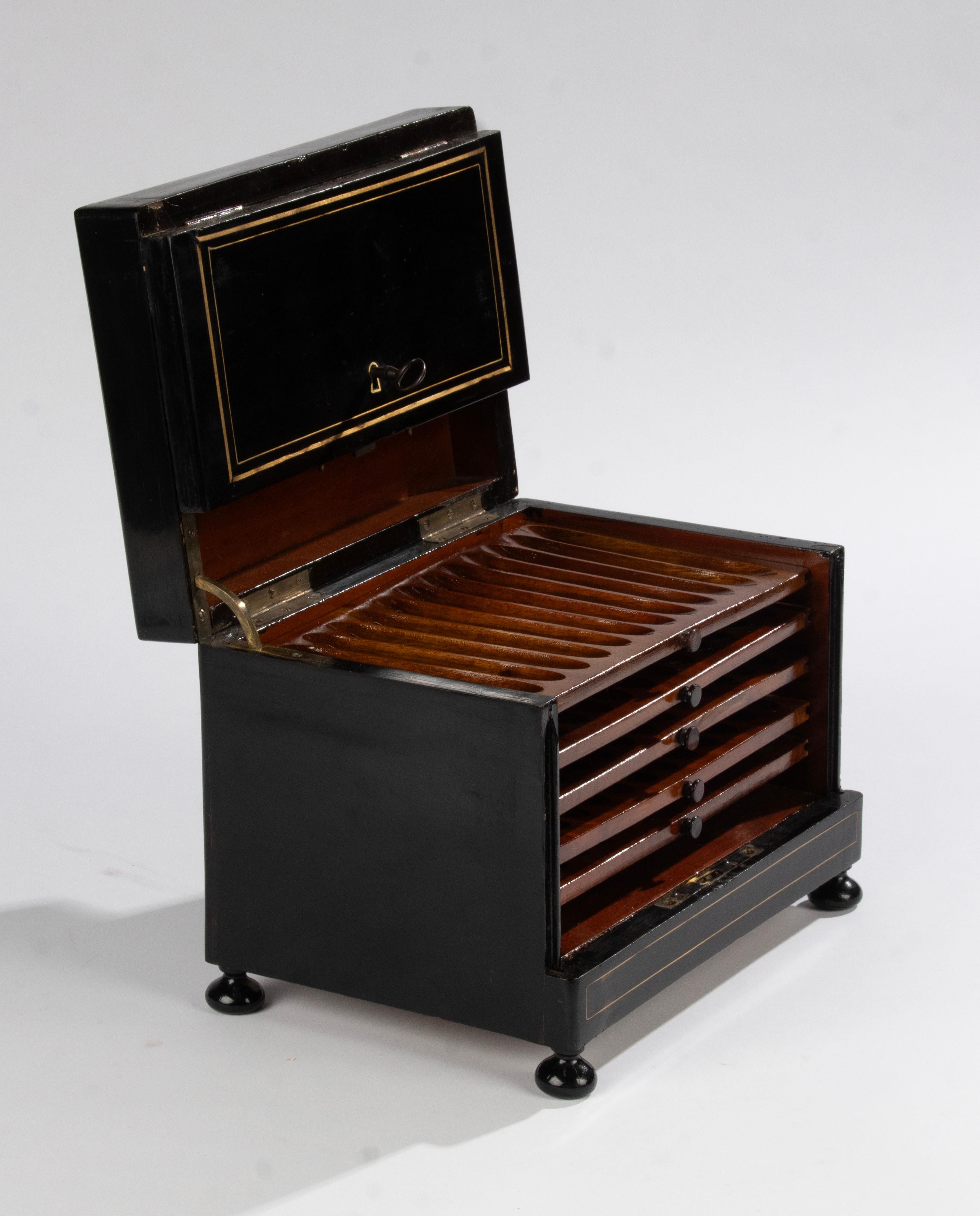 Laiton Cabinet à cigares ébonisé Napoléon III de la fin du XIXe siècle en vente