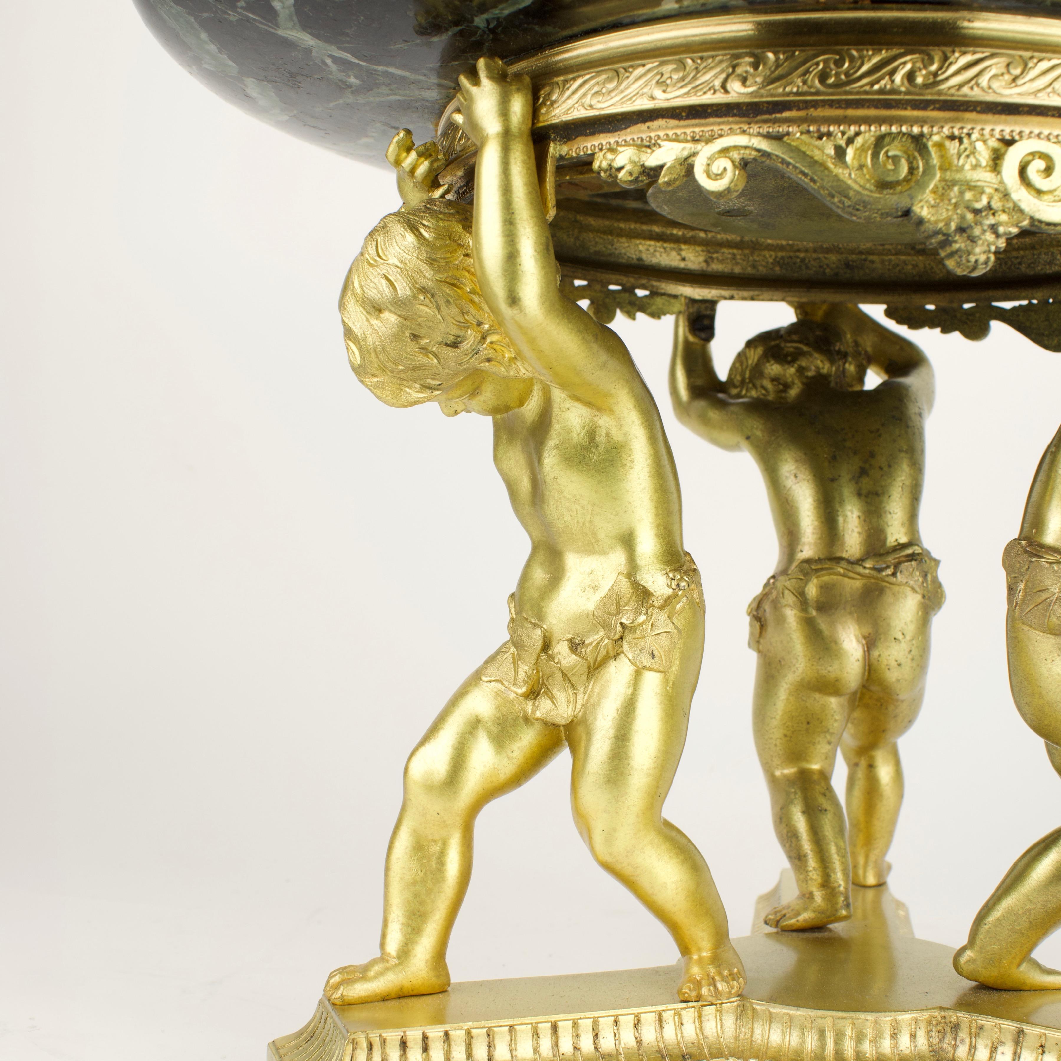 Bronzo Centrotavola in marmo e putti in bronzo dorato dell'Impero Napoleone III della fine del XIX secolo in vendita