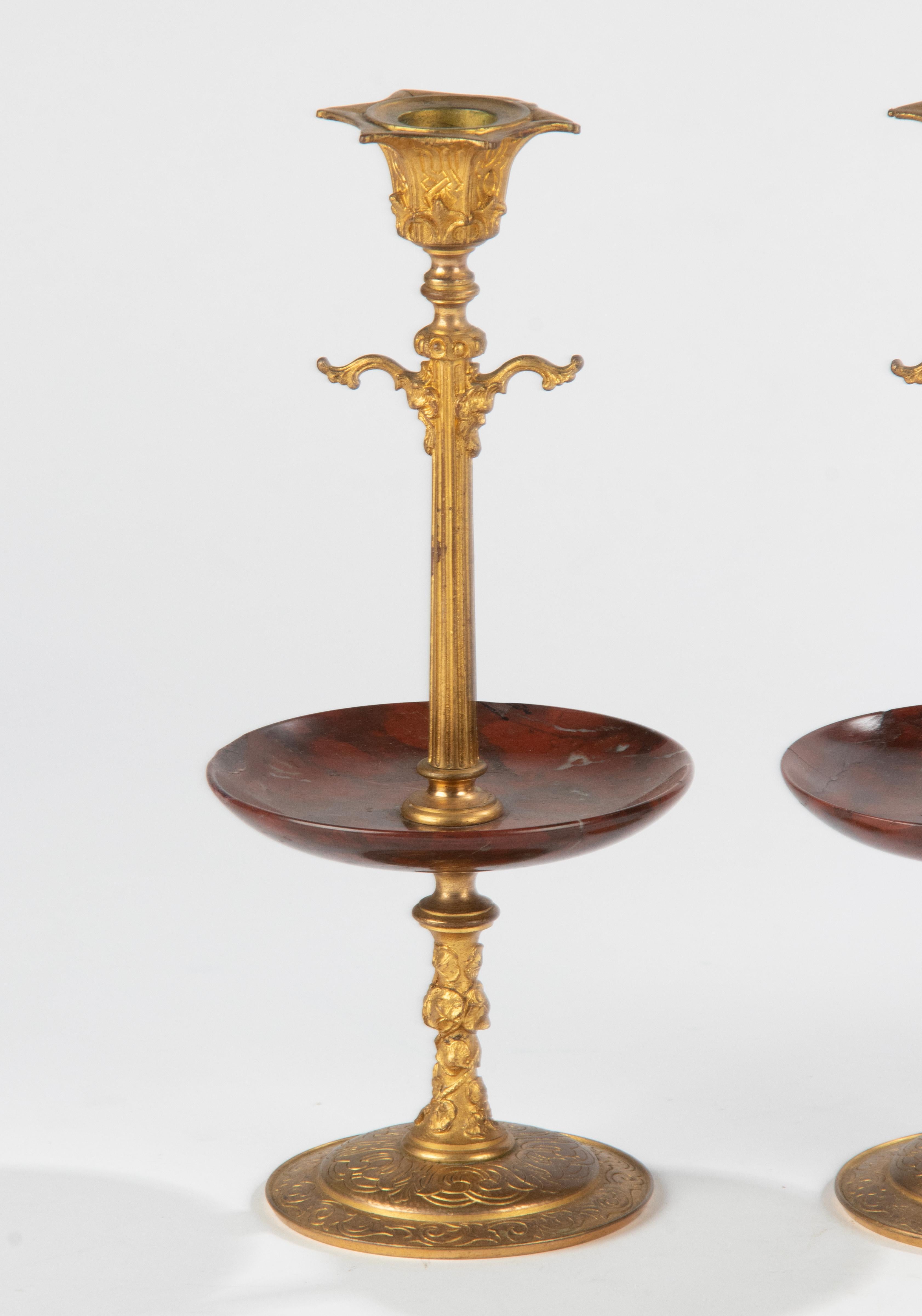 Ein Paar antiker französischer Kerzenleuchter aus vergoldeter Bronze. In der Mitte eine Schale aus rotem 