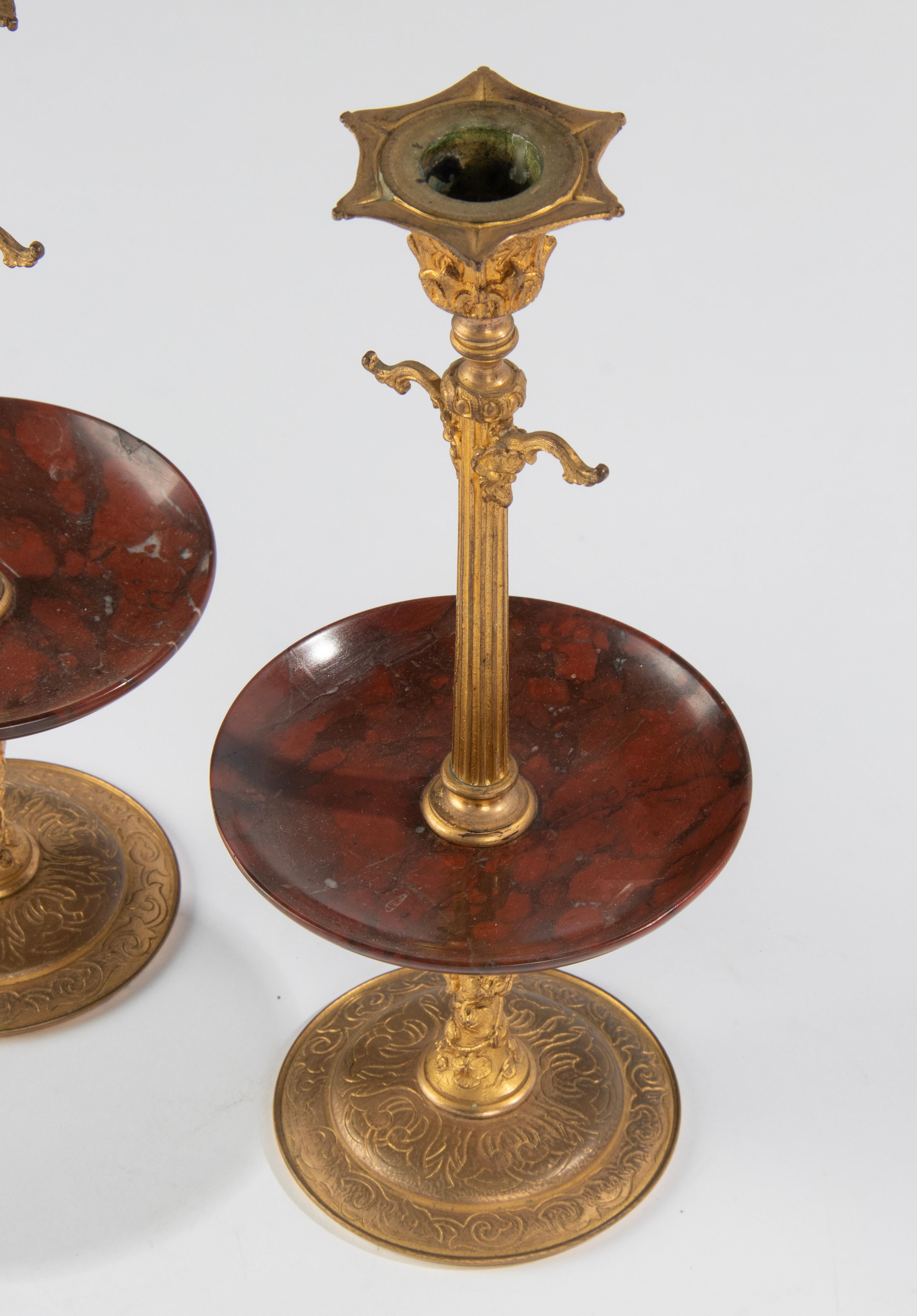 Napoleon III. Goldbronze-Kerzenständer Griotte-Marmorschalen aus dem späten 19. Jahrhundert im Zustand „Gut“ im Angebot in Casteren, Noord-Brabant