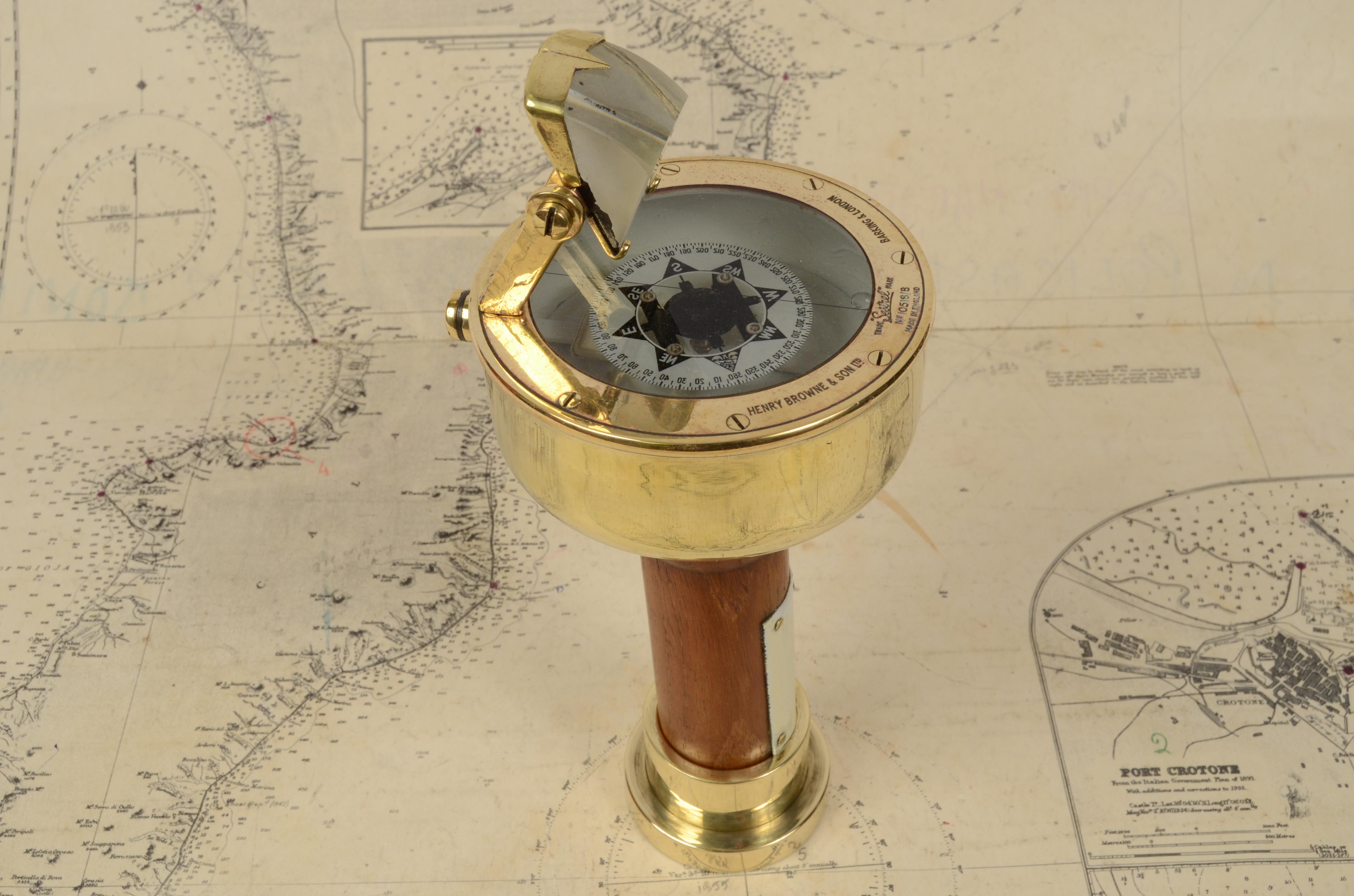 Hand-held magnetic bearing compass, signed Henry Browne & Son Ltd Sestrel Made in England, late 19th century. Support base made of turned brass. Height 23 cm - 9 inches, compass diameter 10.5 cm - 4.13 inches. Very good condition.
It is a small
