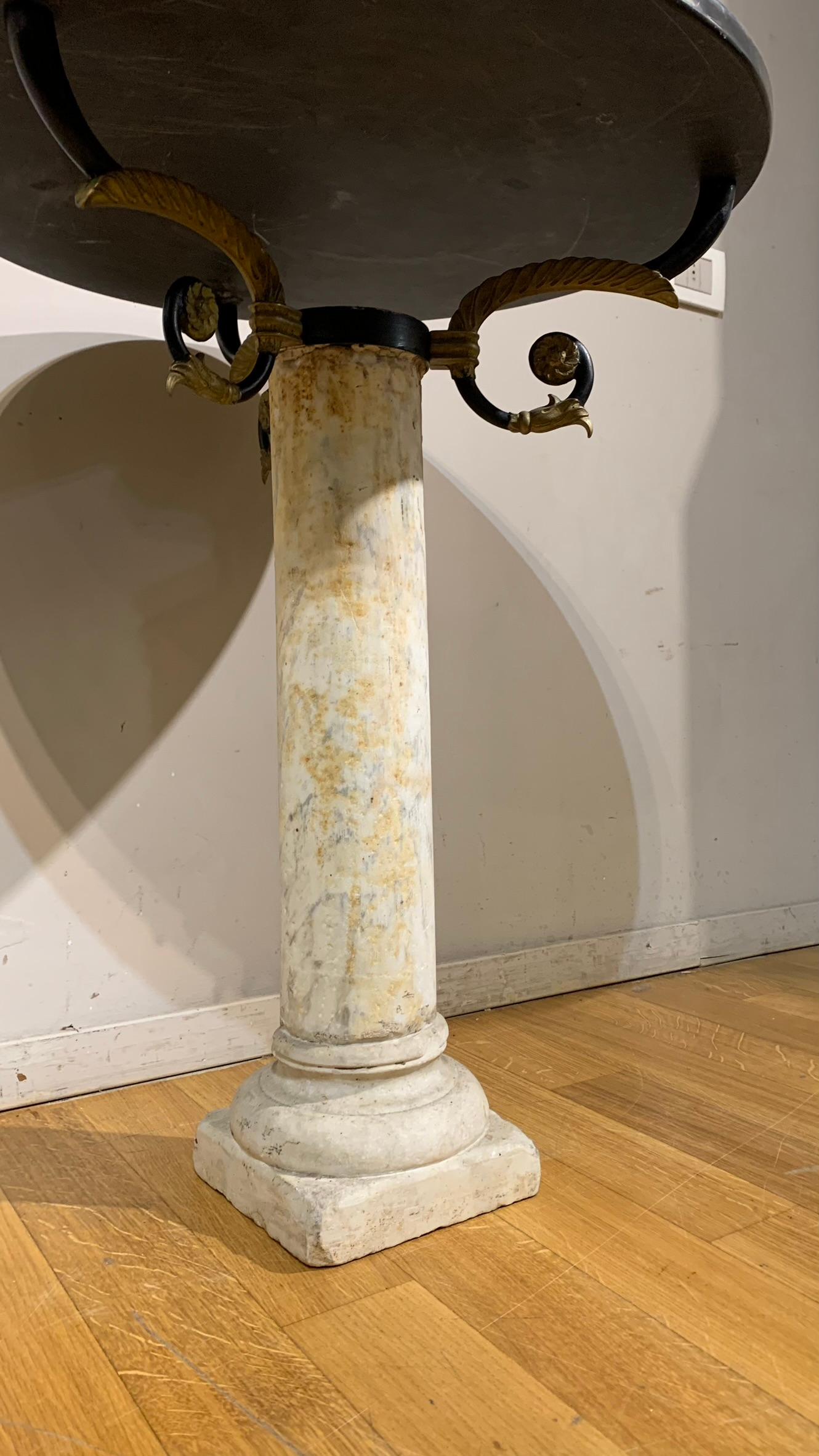Petite table ronde néoclassique de la fin du XIXe siècle en marbre de Carrare et Scagliola en vente 5