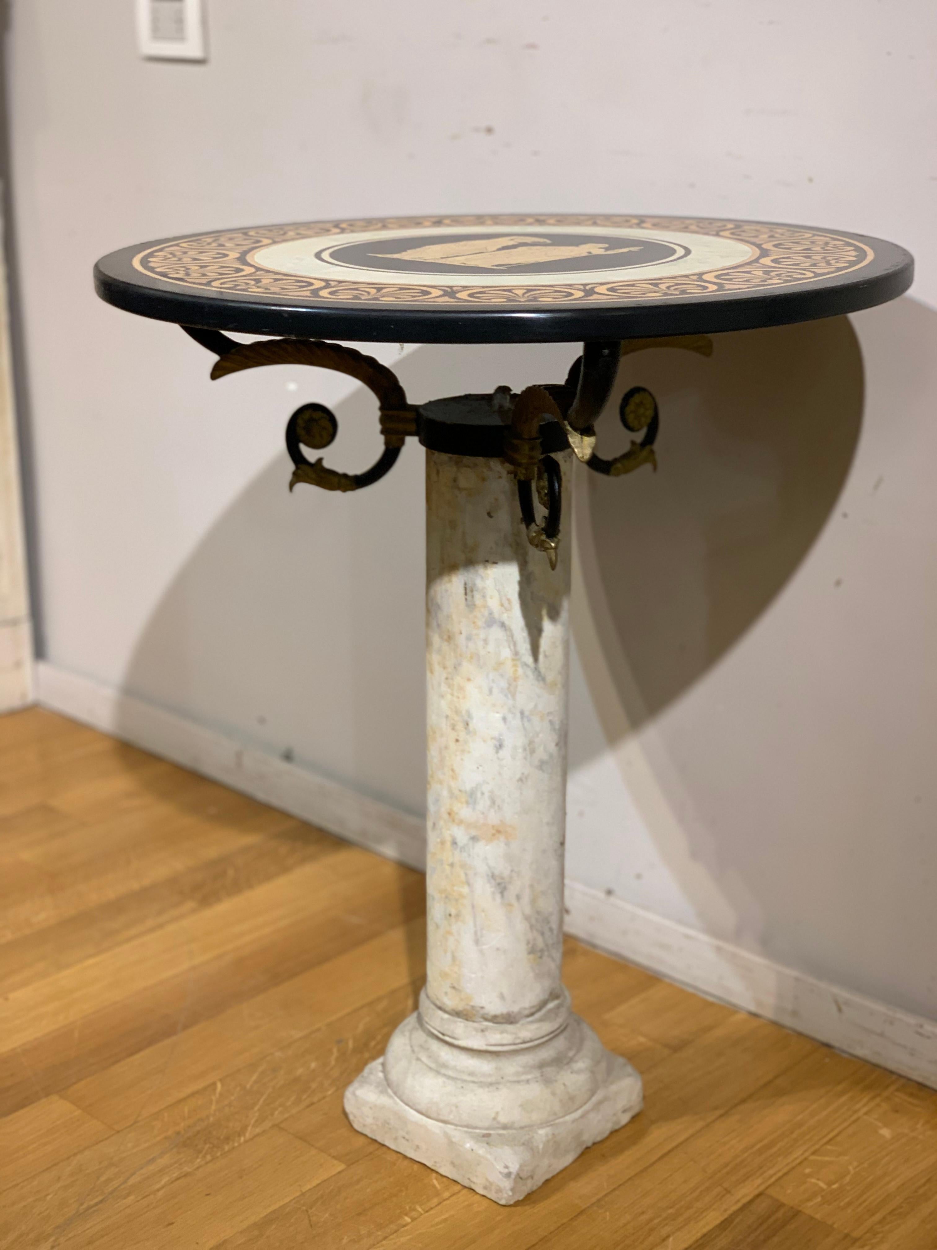 Petite table ronde néoclassique de la fin du XIXe siècle en marbre de Carrare et Scagliola en vente 2
