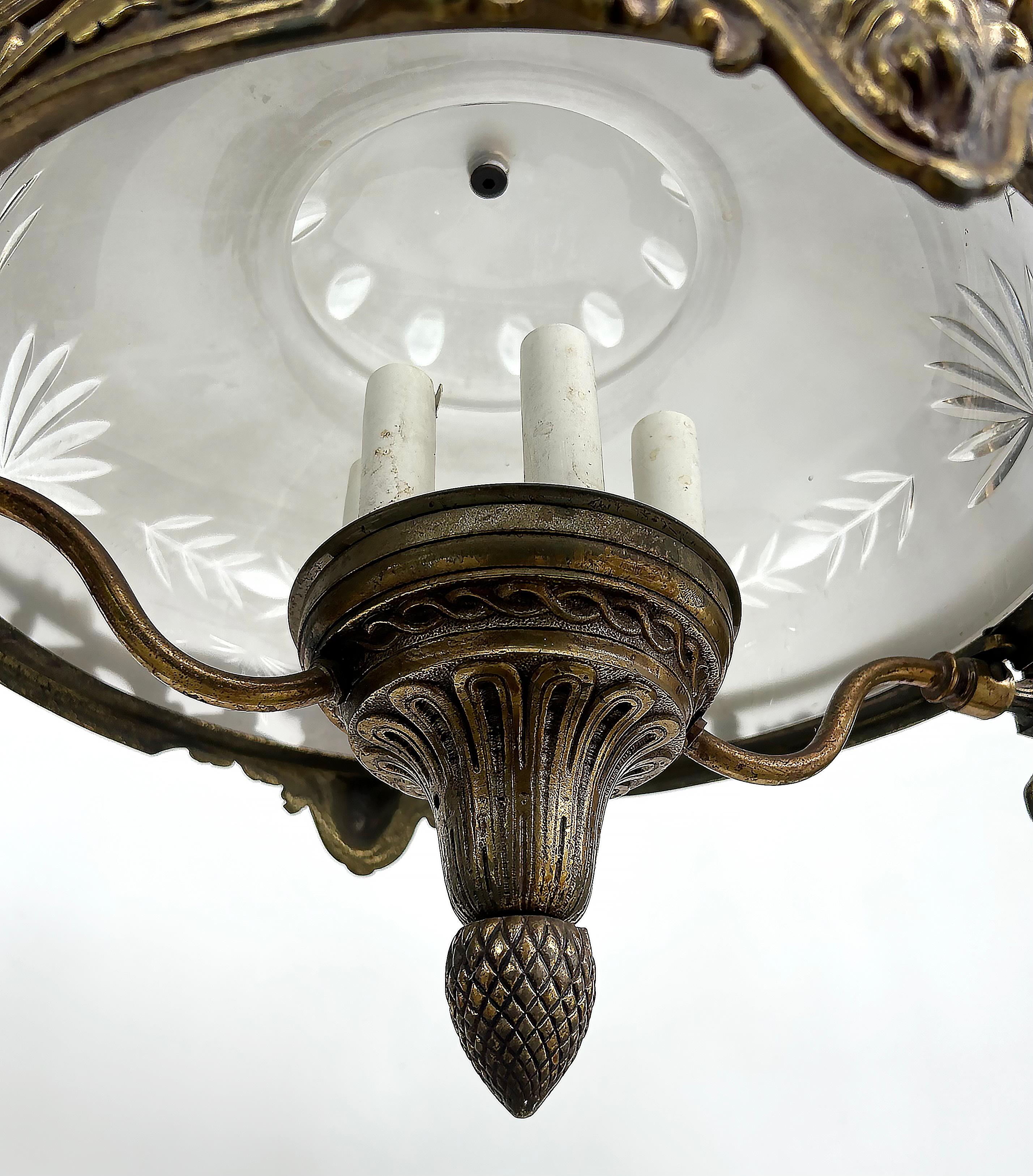 Lustre en bronze orné avec abat-jour en verre de la fin du 19e siècle de style néoclassique en vente 3