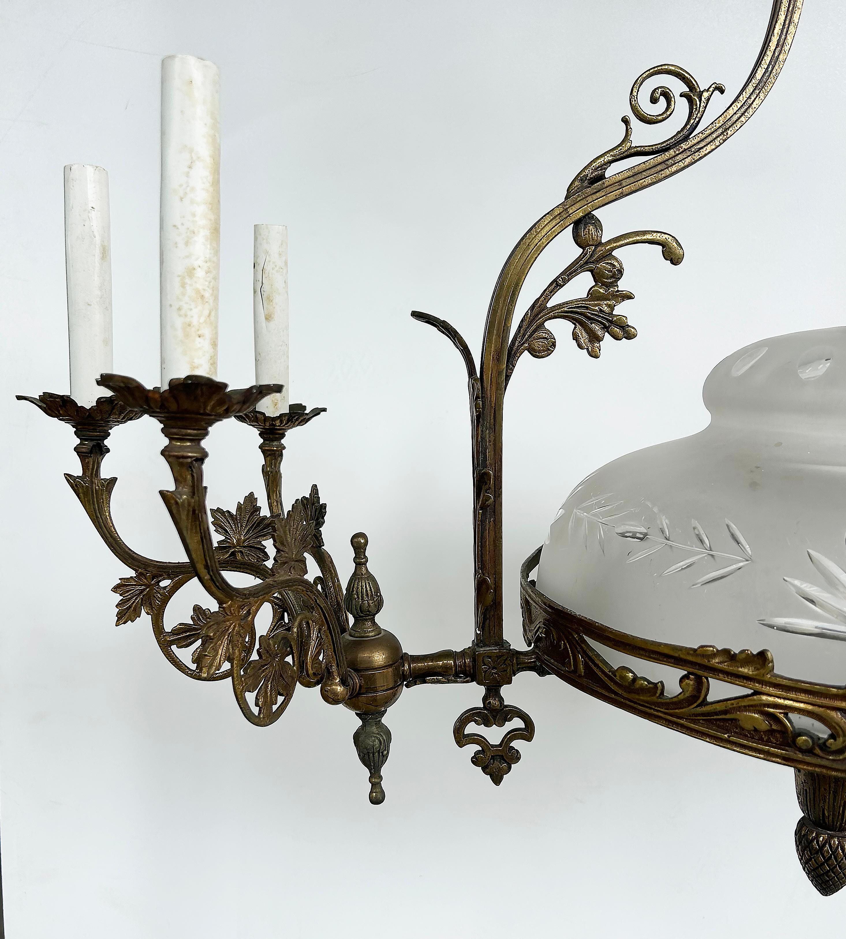 Lustre en bronze orné avec abat-jour en verre de la fin du 19e siècle de style néoclassique

Offert  Nous vendons un lustre orné en bronze de la fin du 19e siècle, créé dans le style néoclassique. Le lustre possède un dôme central en verre taillé et