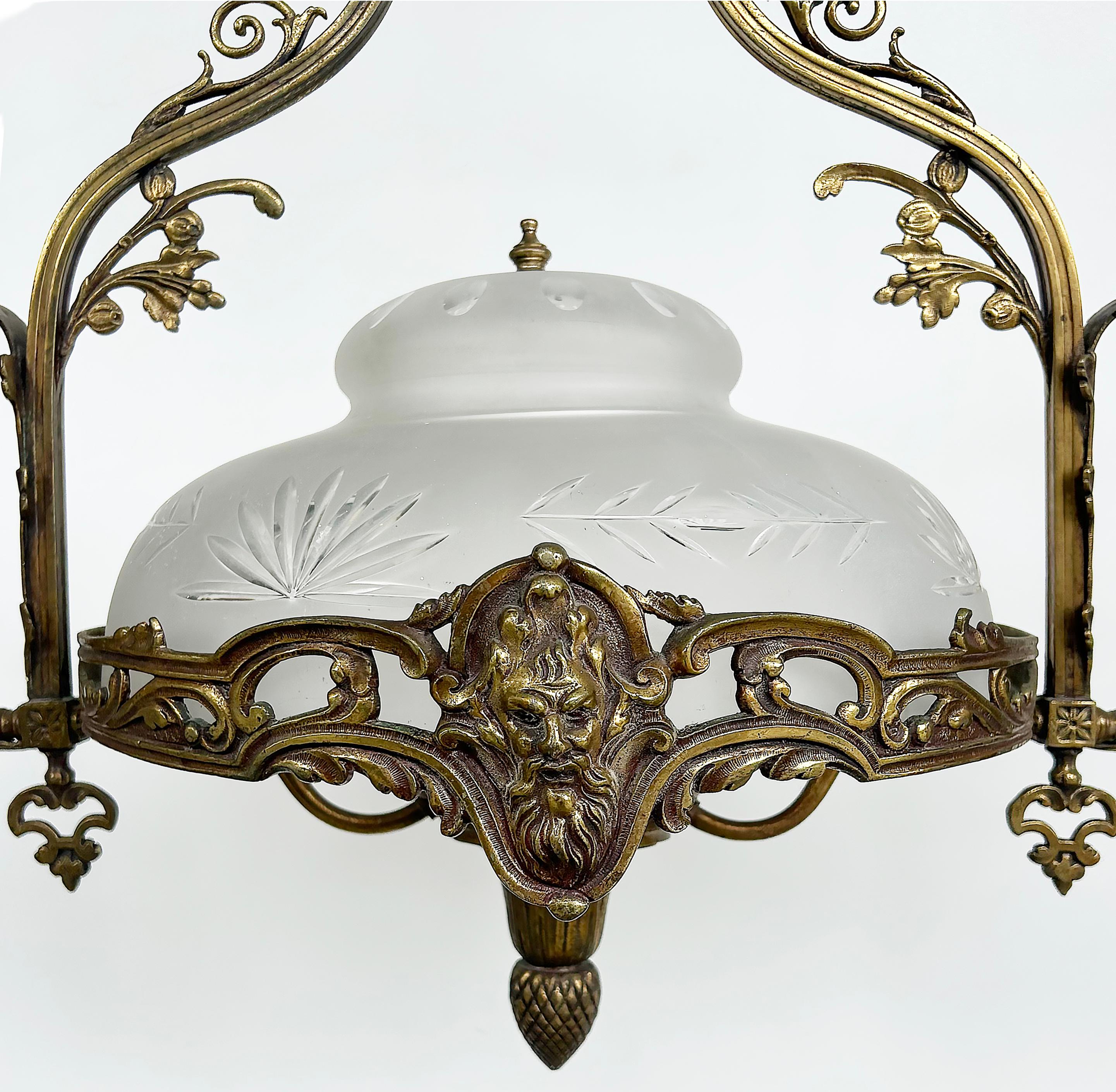 Néo-classique Lustre en bronze orné avec abat-jour en verre de la fin du 19e siècle de style néoclassique en vente