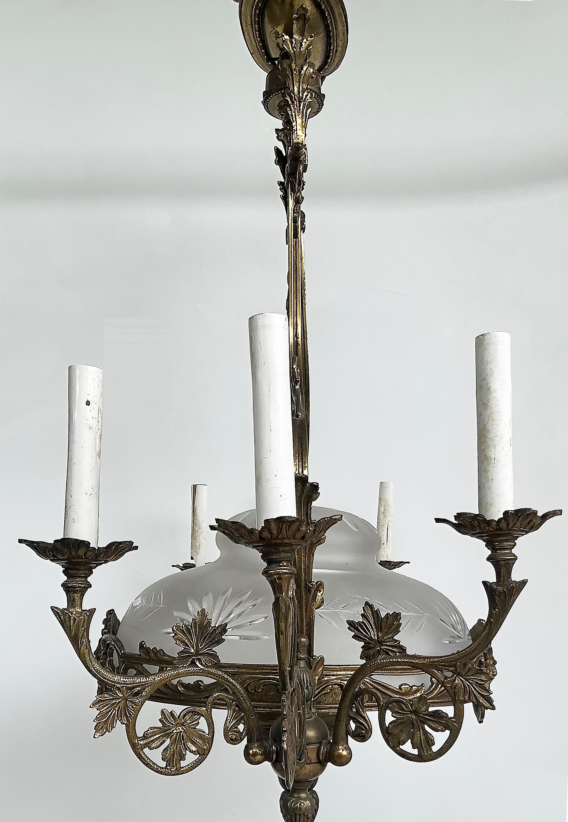 Lustre en bronze orné avec abat-jour en verre de la fin du 19e siècle de style néoclassique Bon état - En vente à Miami, FL
