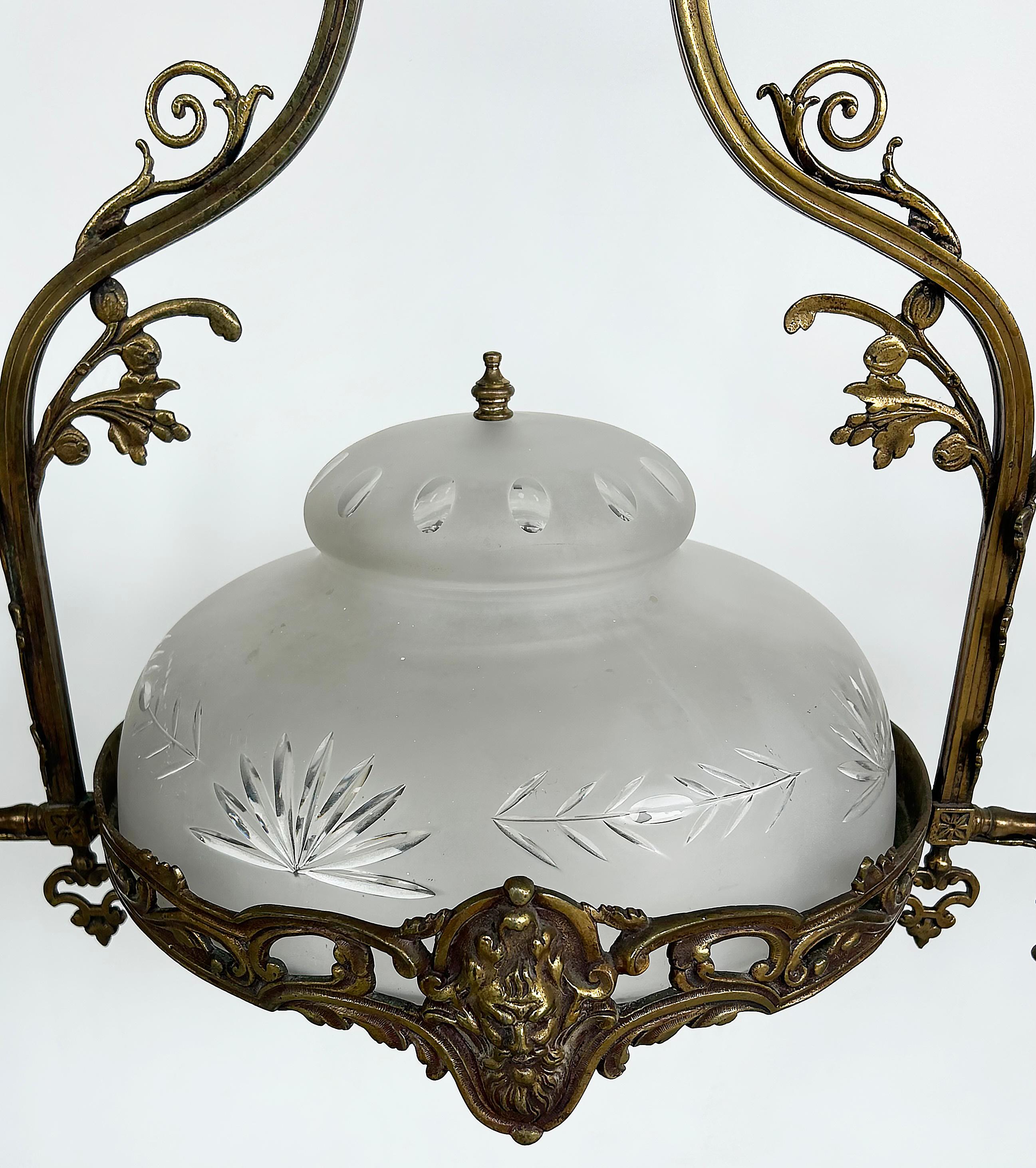 XIXe siècle Lustre en bronze orné avec abat-jour en verre de la fin du 19e siècle de style néoclassique en vente