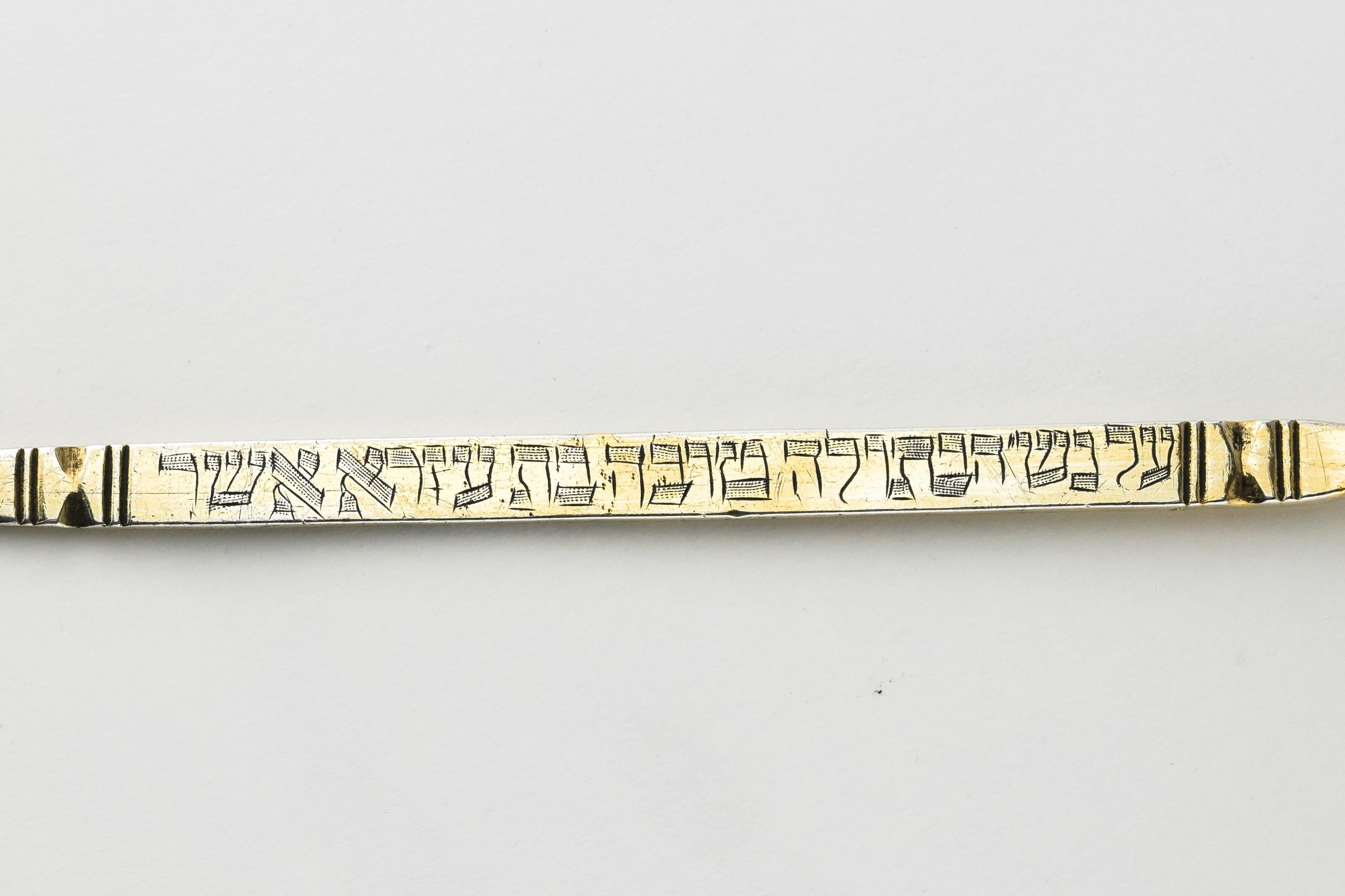 Handgefertigter Thora-Zeiger (Yad) aus vergoldetem Silber, wahrscheinlich Marokko, um 1880.
In hebräischer Sprache eingraviert: 