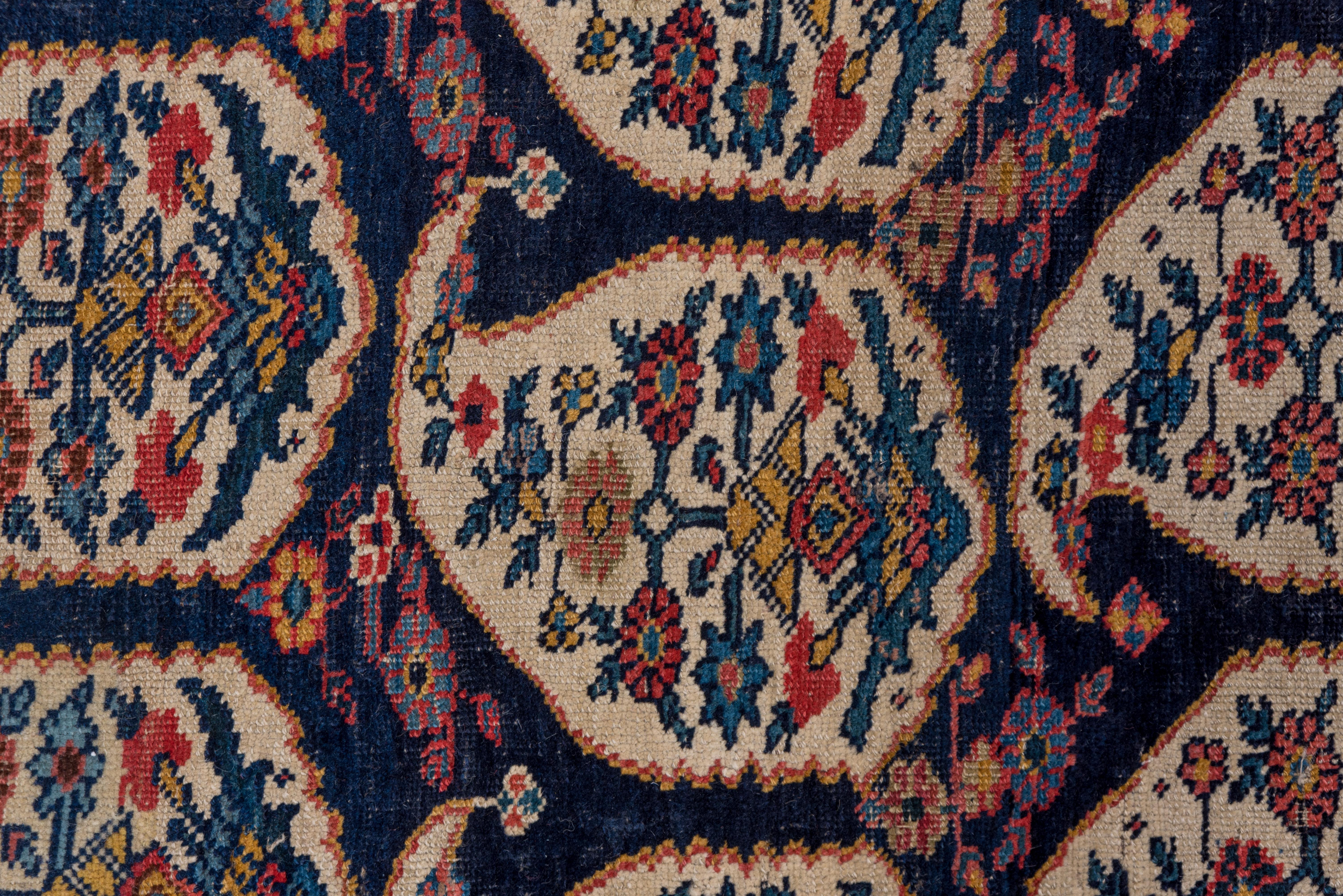 Nordwest-Perserteppich des späten 19. Jahrhunderts, Marineblaues Feld, blaue und rote Bordüren im Angebot 3