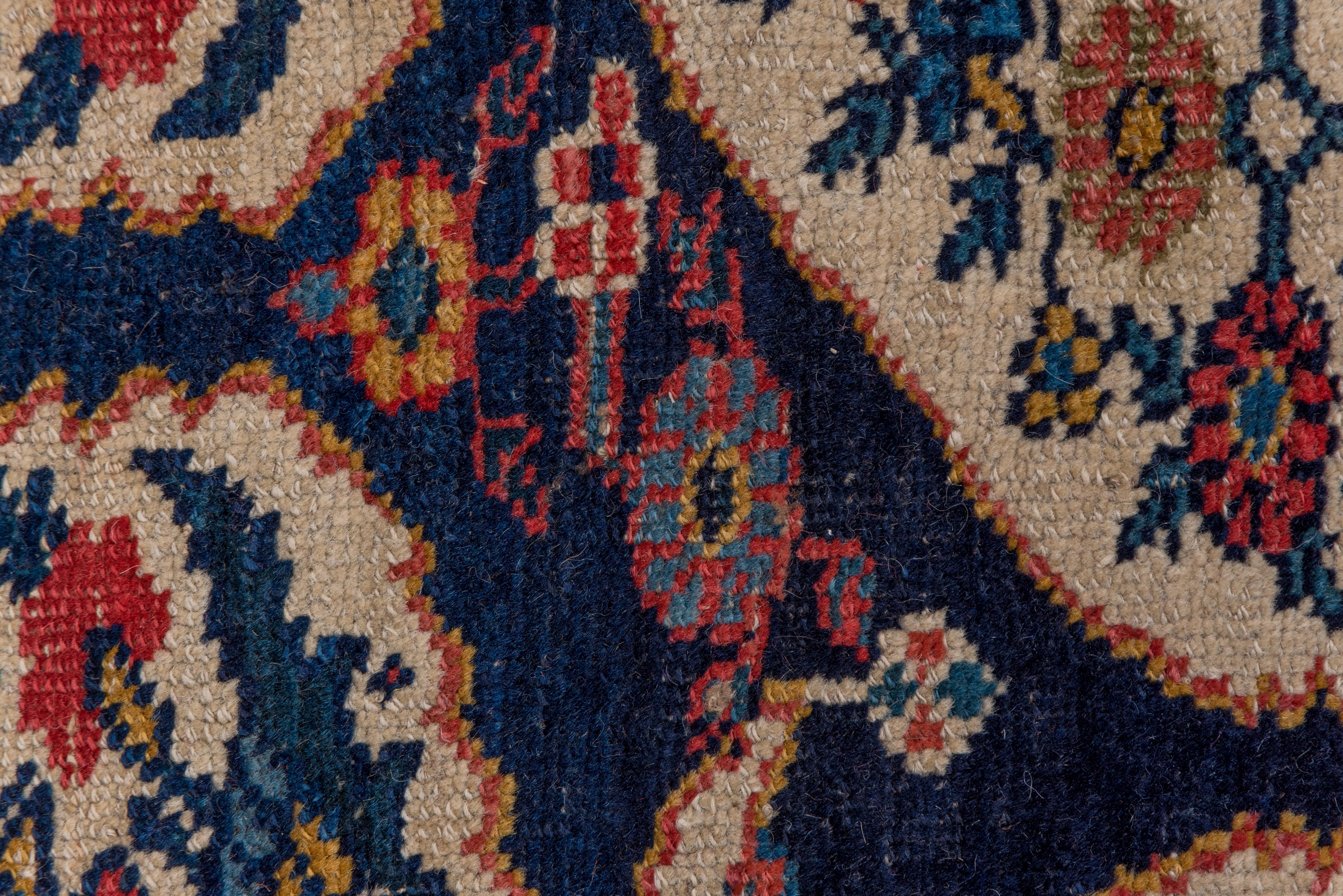 Nordwest-Perserteppich des späten 19. Jahrhunderts, Marineblaues Feld, blaue und rote Bordüren im Angebot 4