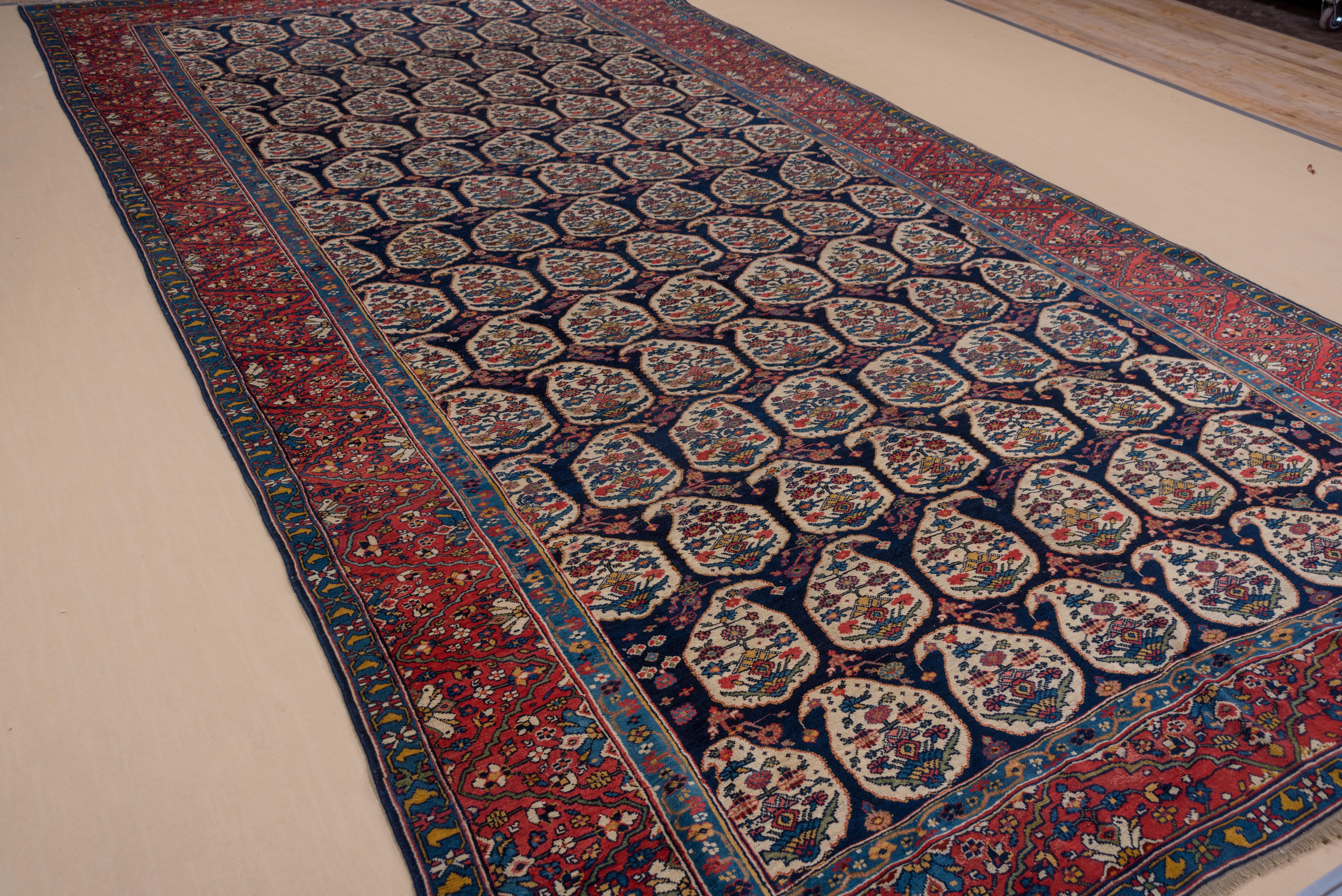 Nordwest-Perserteppich des späten 19. Jahrhunderts, Marineblaues Feld, blaue und rote Bordüren im Angebot 5