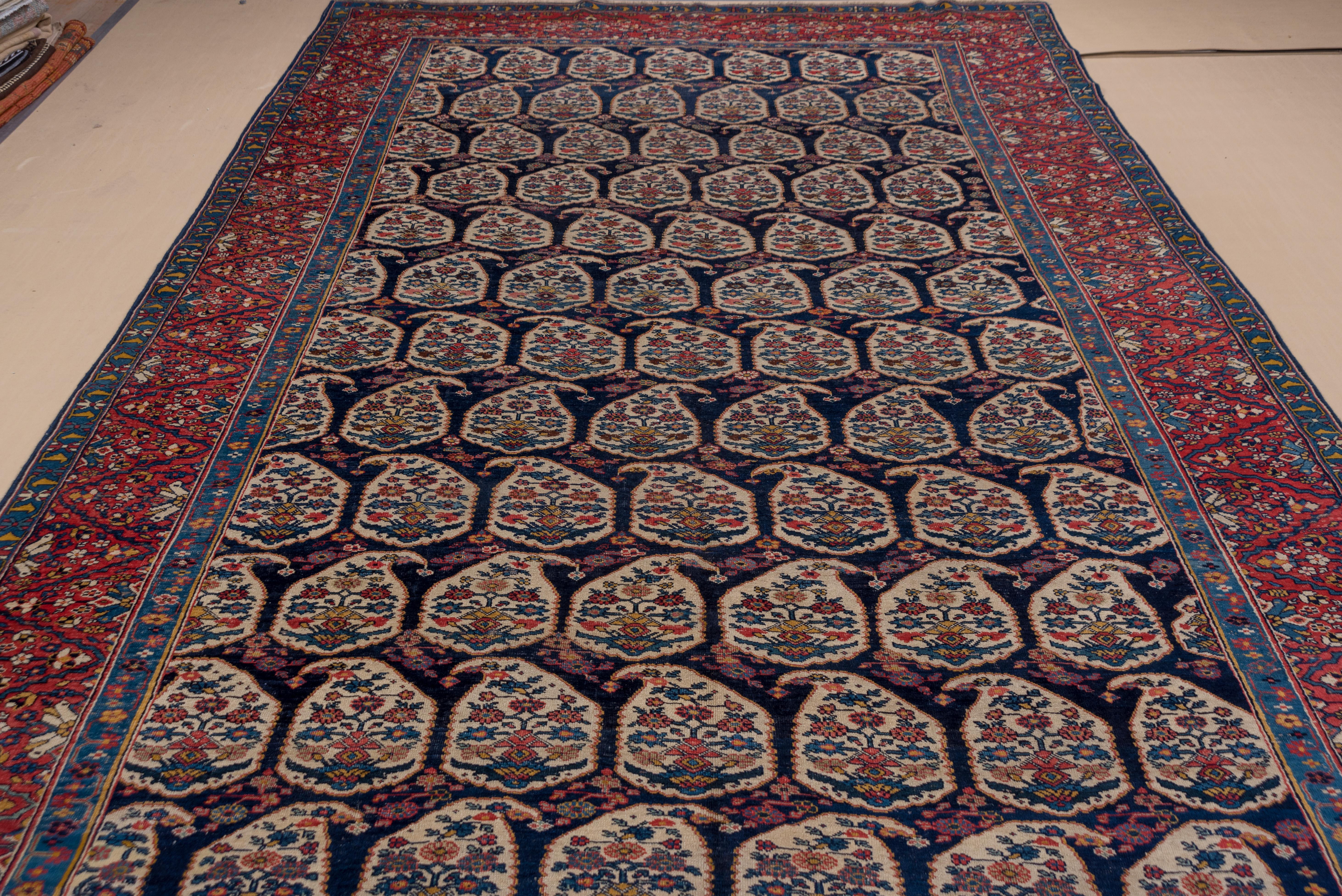 Nordwest-Perserteppich des späten 19. Jahrhunderts, Marineblaues Feld, blaue und rote Bordüren im Zustand „Gut“ im Angebot in New York, NY