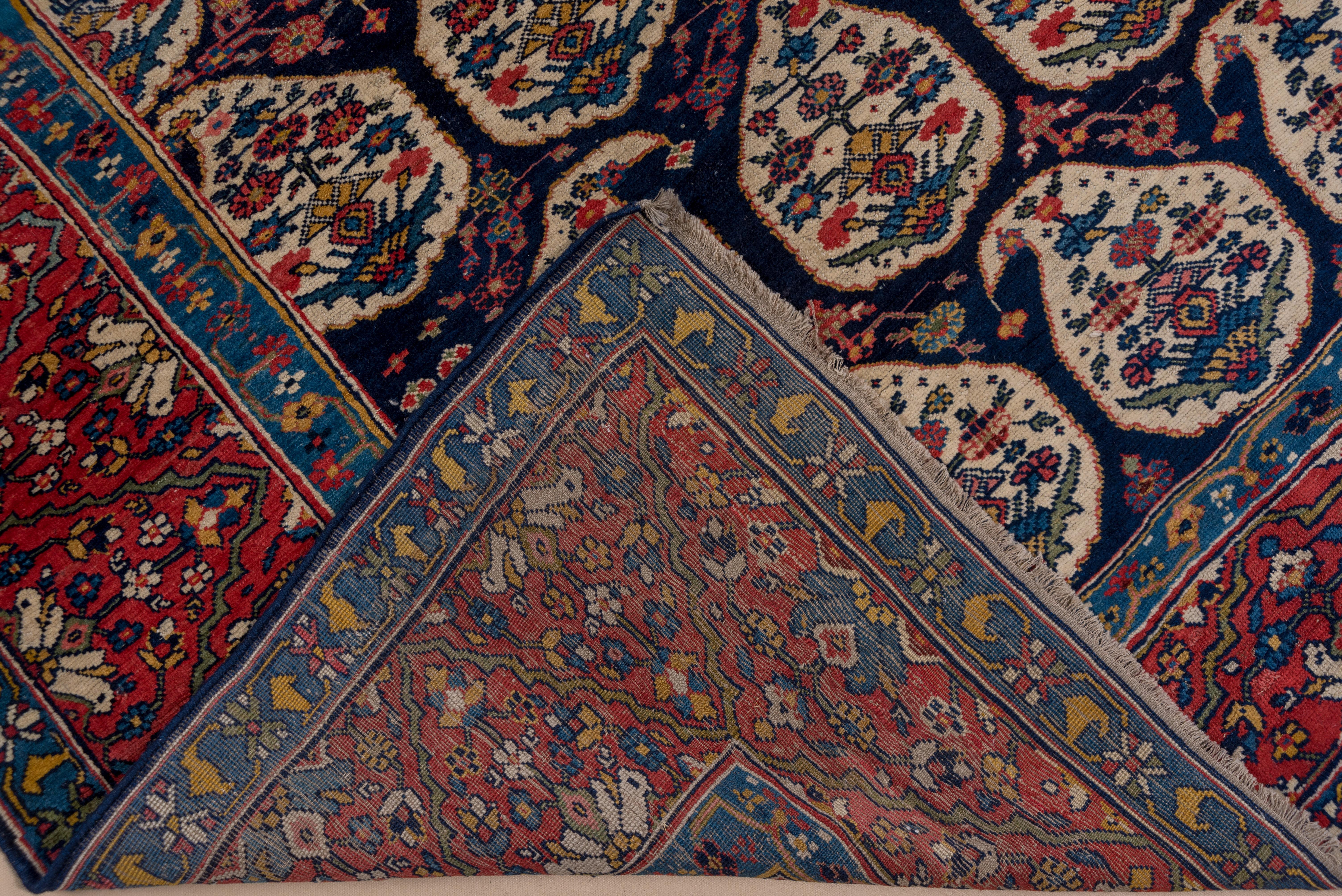 Nordwest-Perserteppich des späten 19. Jahrhunderts, Marineblaues Feld, blaue und rote Bordüren im Angebot 1