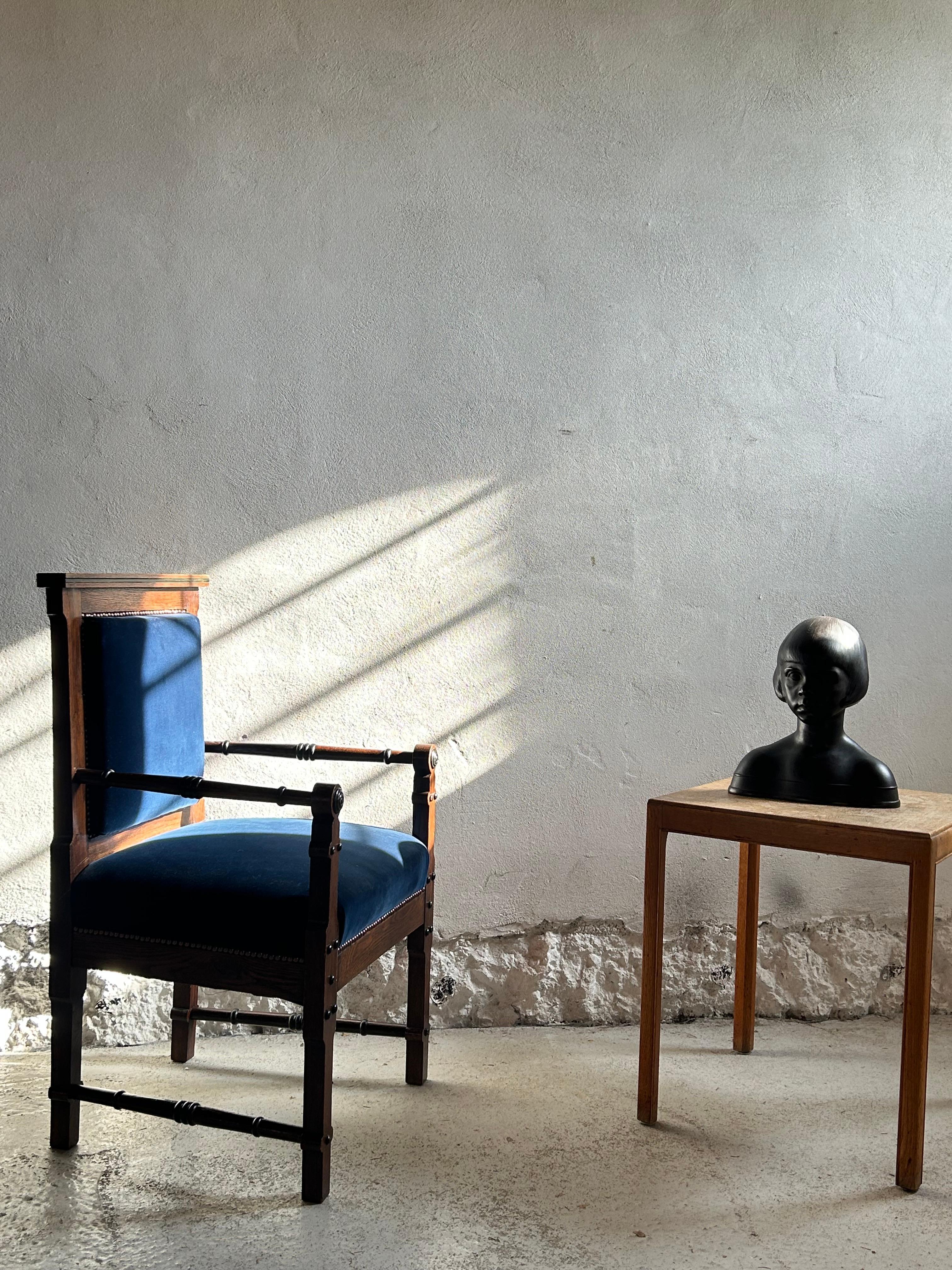 Danois Fin du 19ème siècle, fauteuil en Oak par Thorvald Bindesbøll, Danemark circa 1890 en vente