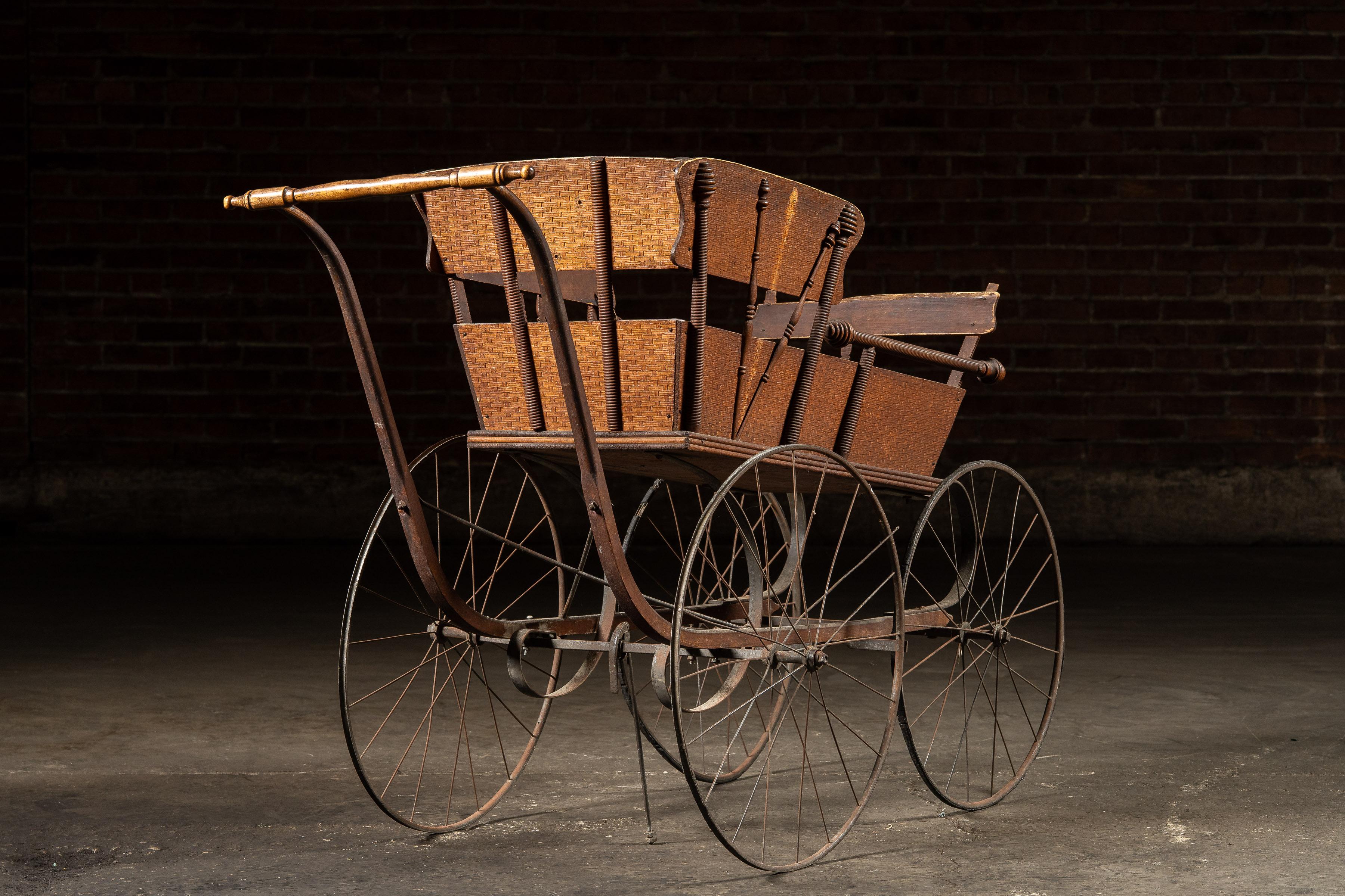 Chariot à bébé en Oak de la fin du 19e siècle par J. S. Ford Johnson Bon état - En vente à Dekalb, IL