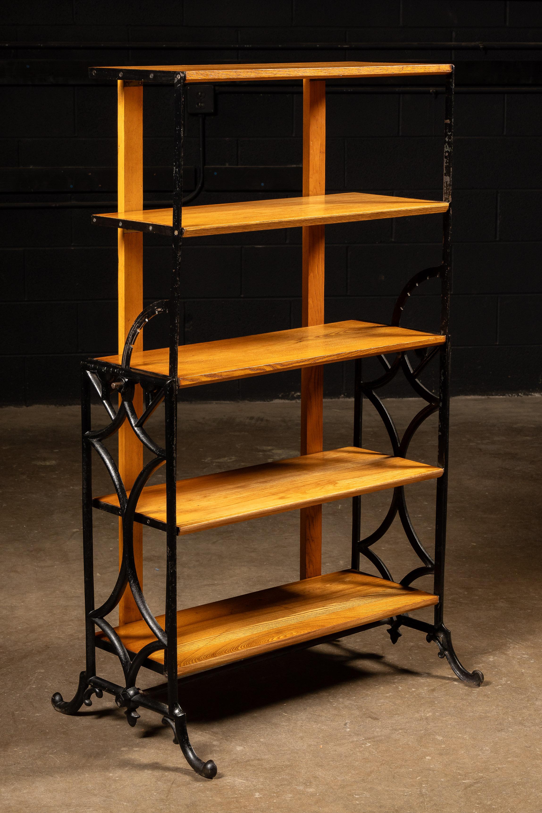 Antiguo perchero ajustable y mesa plegable para servir - c. 1880-1890 (Atribuido a Boeckh Brothers Company, Toronto, ON)

Este estante ajustable para panadería y mesa de servicio, un raro y versátil ejemplo de mobiliario utilitario canadiense de