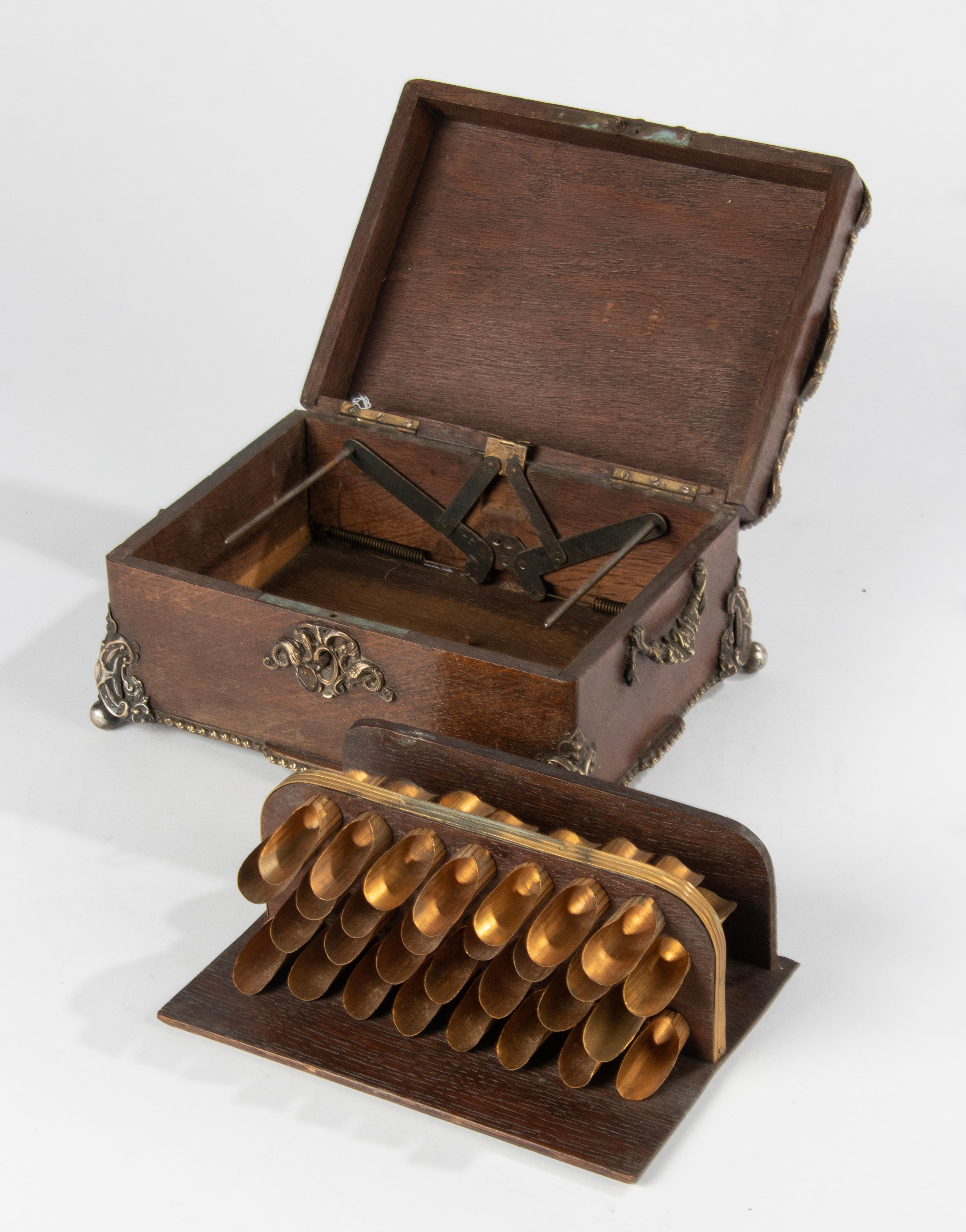 Französische Zigarrenkiste aus Eiche und Kupfer aus dem späten 19. im Angebot 5