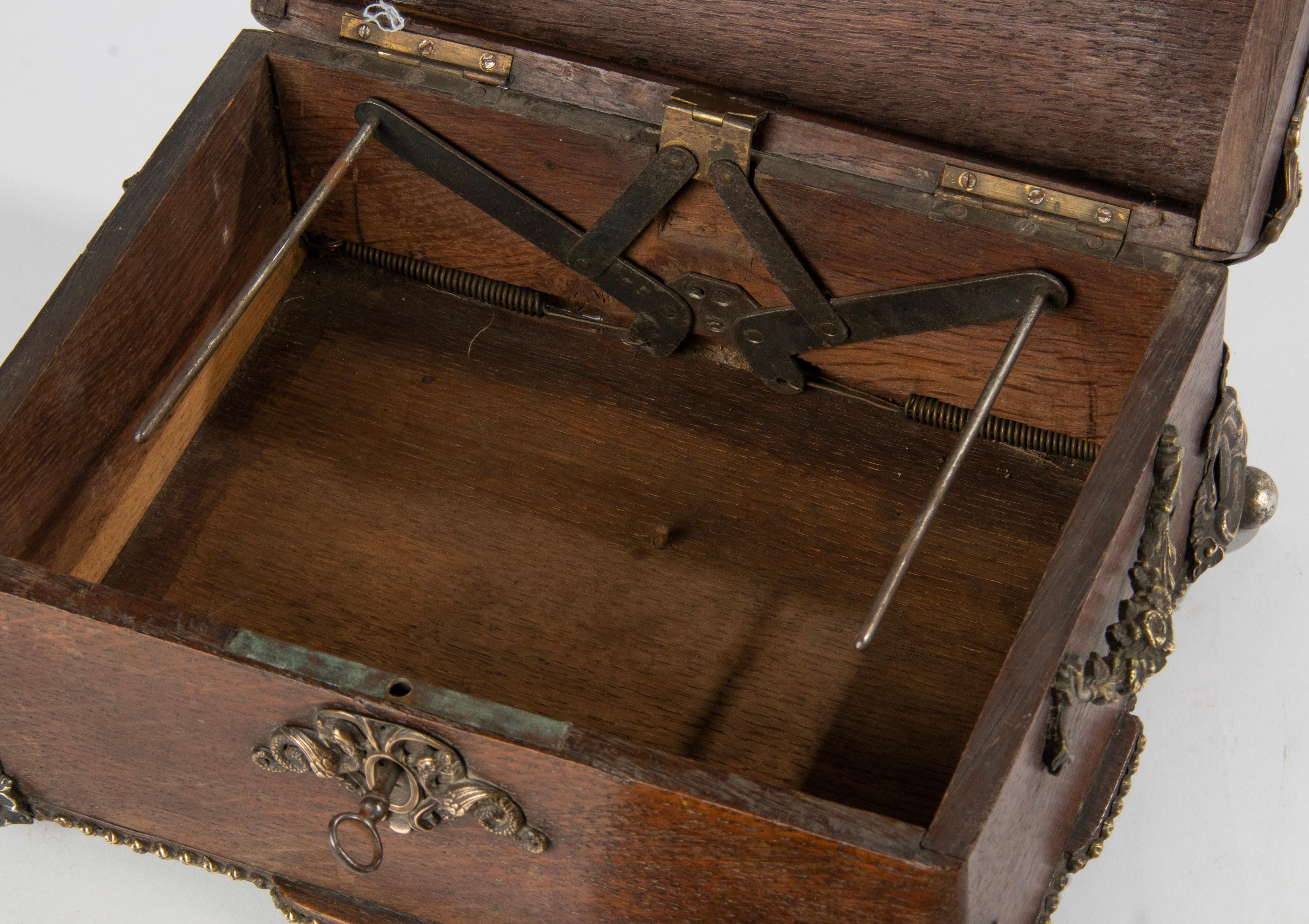 Boîte à cigares française en chêne et cuivre de la fin du XIXe siècle en vente 4