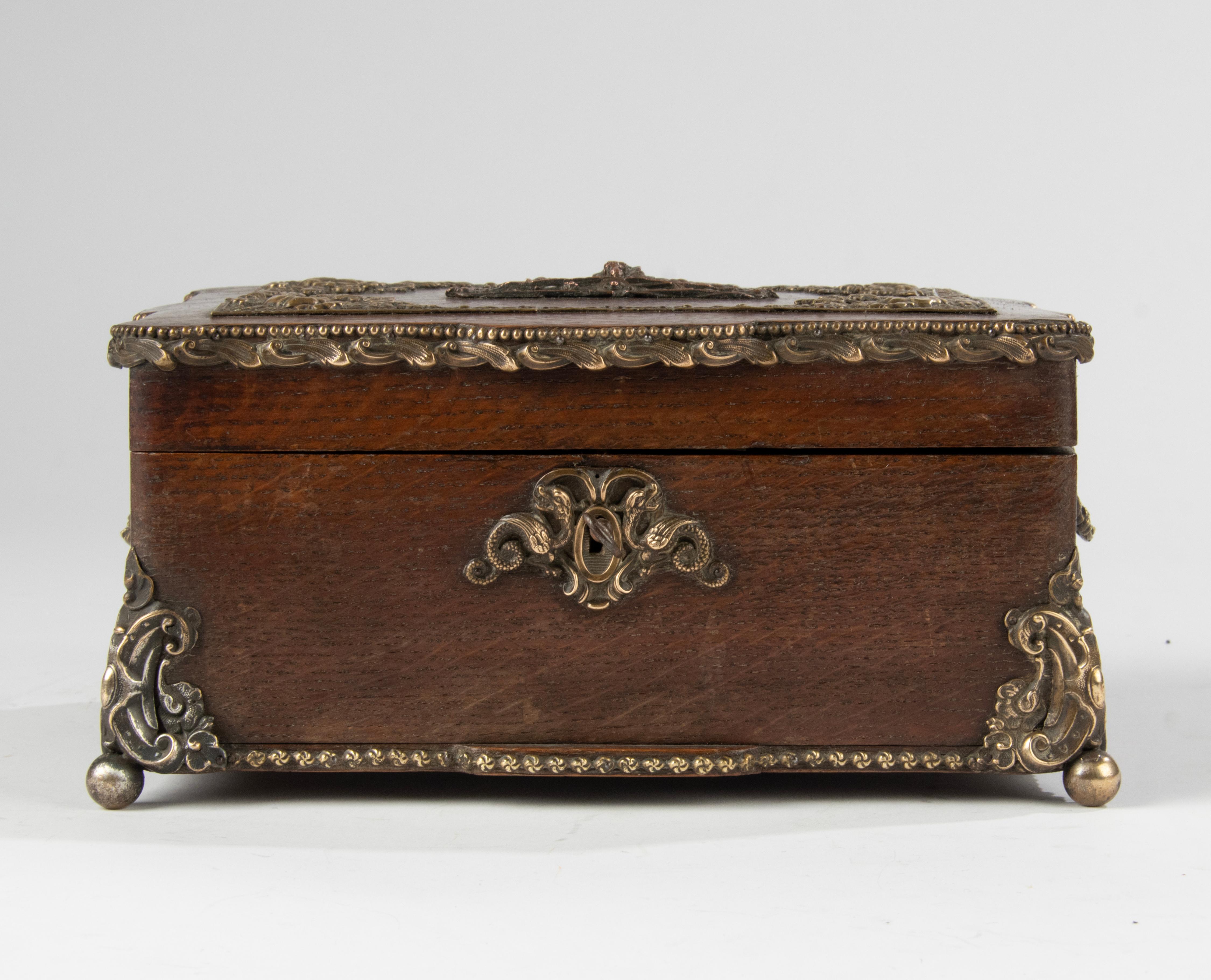 Late 19th Century Oak-Copper French Cigar Box For Sale 8
