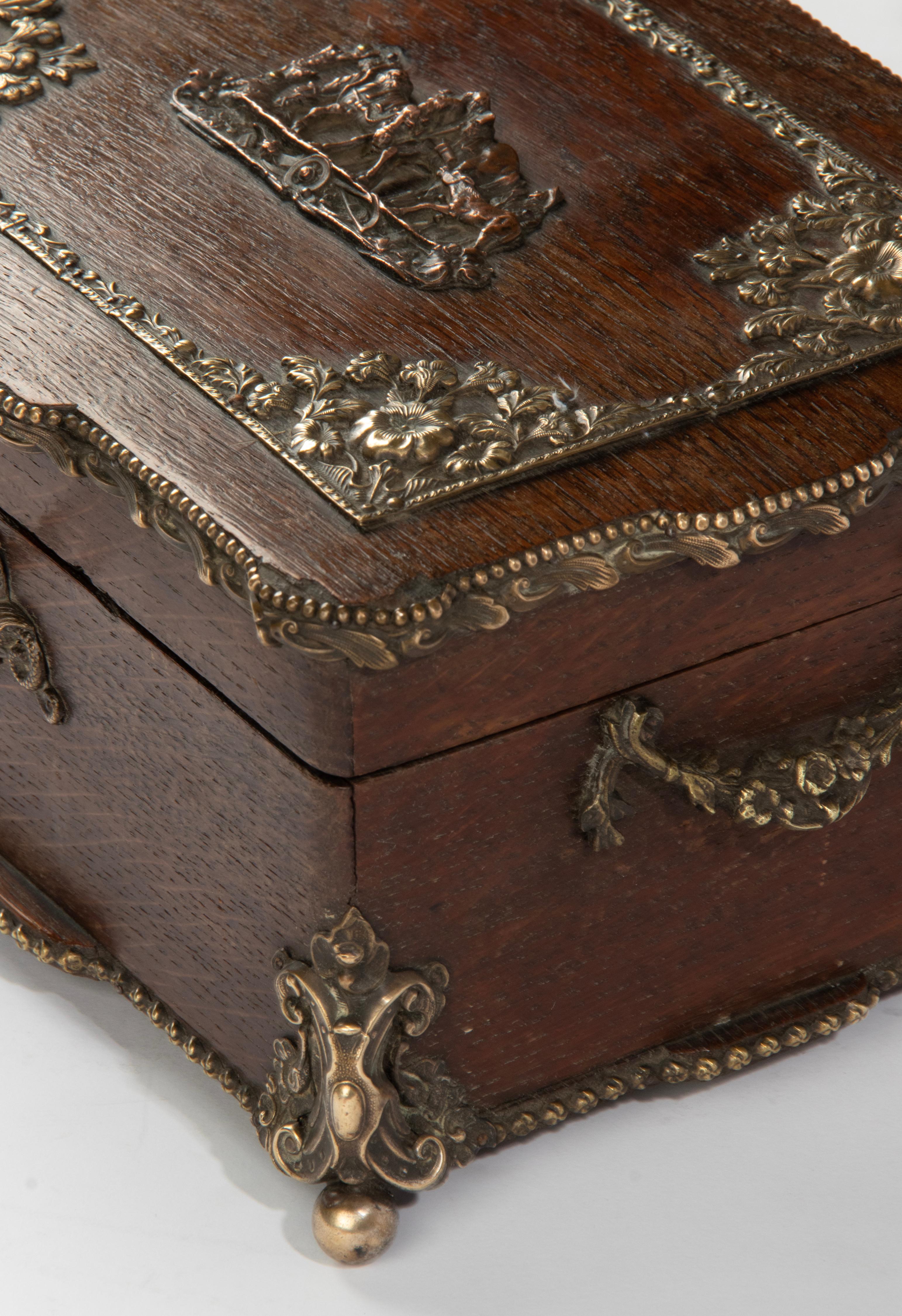 Late 19th Century Oak-Copper French Cigar Box For Sale 11