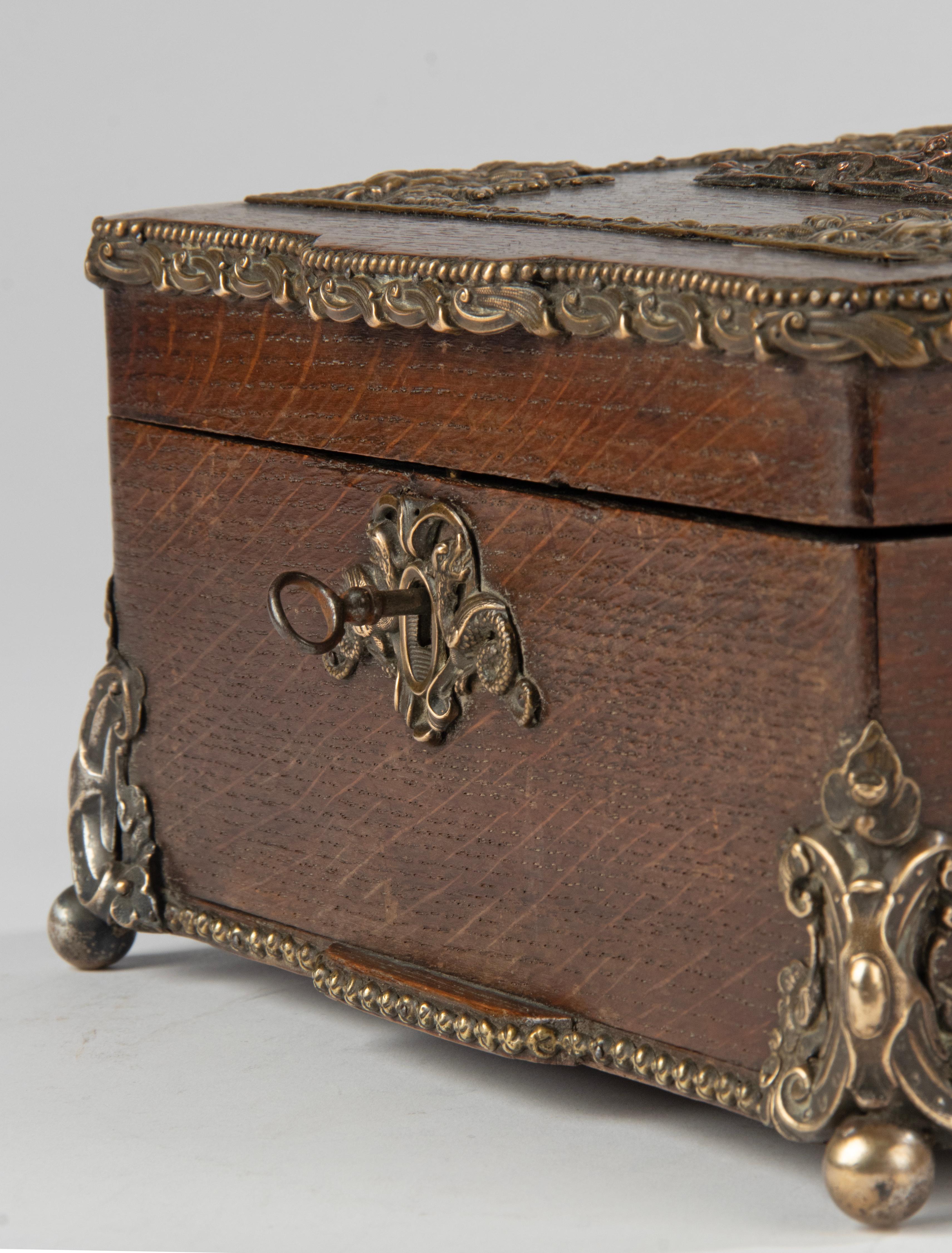 Late 19th Century Oak-Copper French Cigar Box For Sale 13