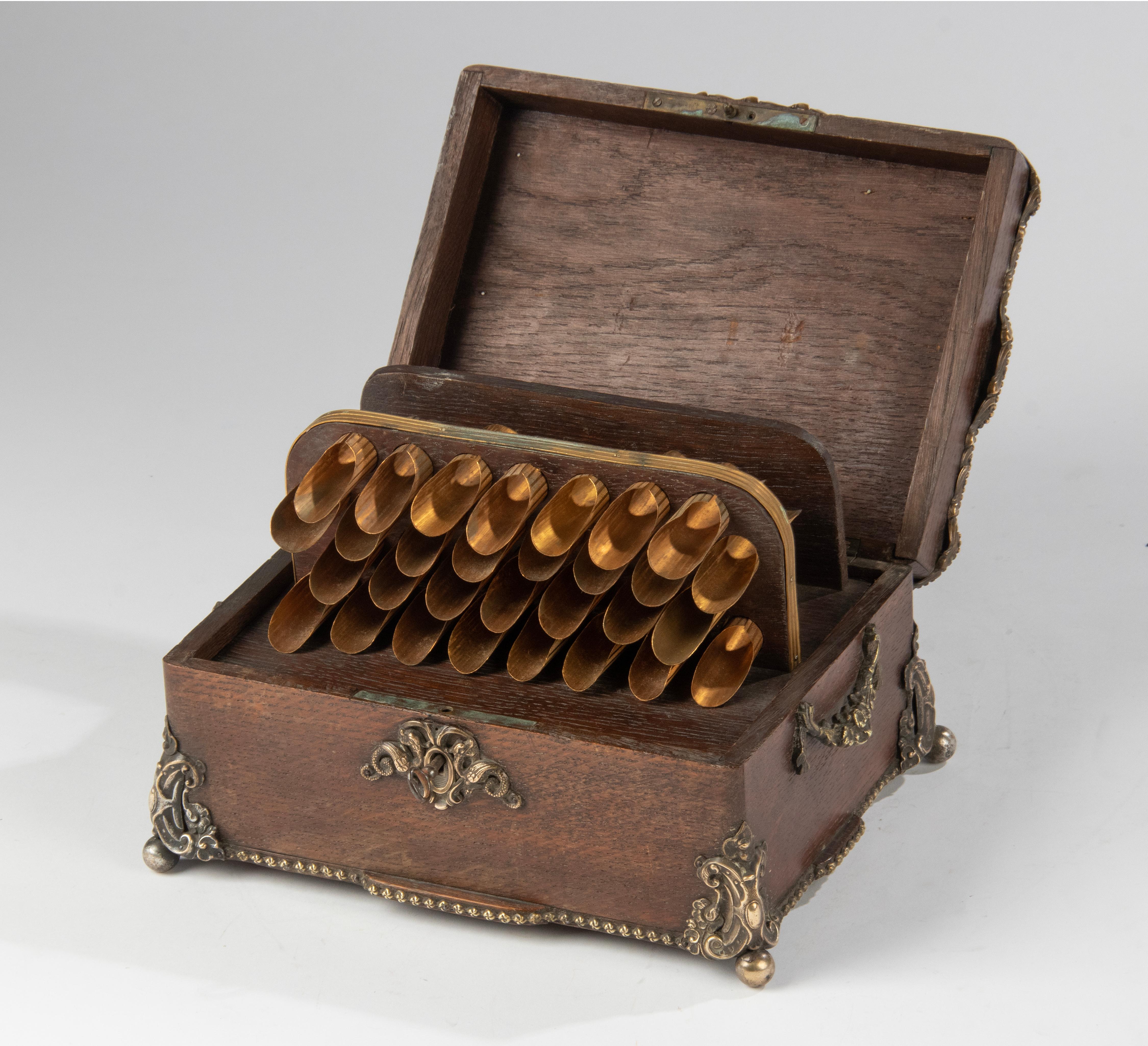 A nice antique cigar box, made of oak, decorated with bronze and copper mounts. 
Central plaque depicting horses. Lifting system. Space for 30 cigars with a maximum length of 12 cm
When the lid is opened the inner tray with gold plated sleeves