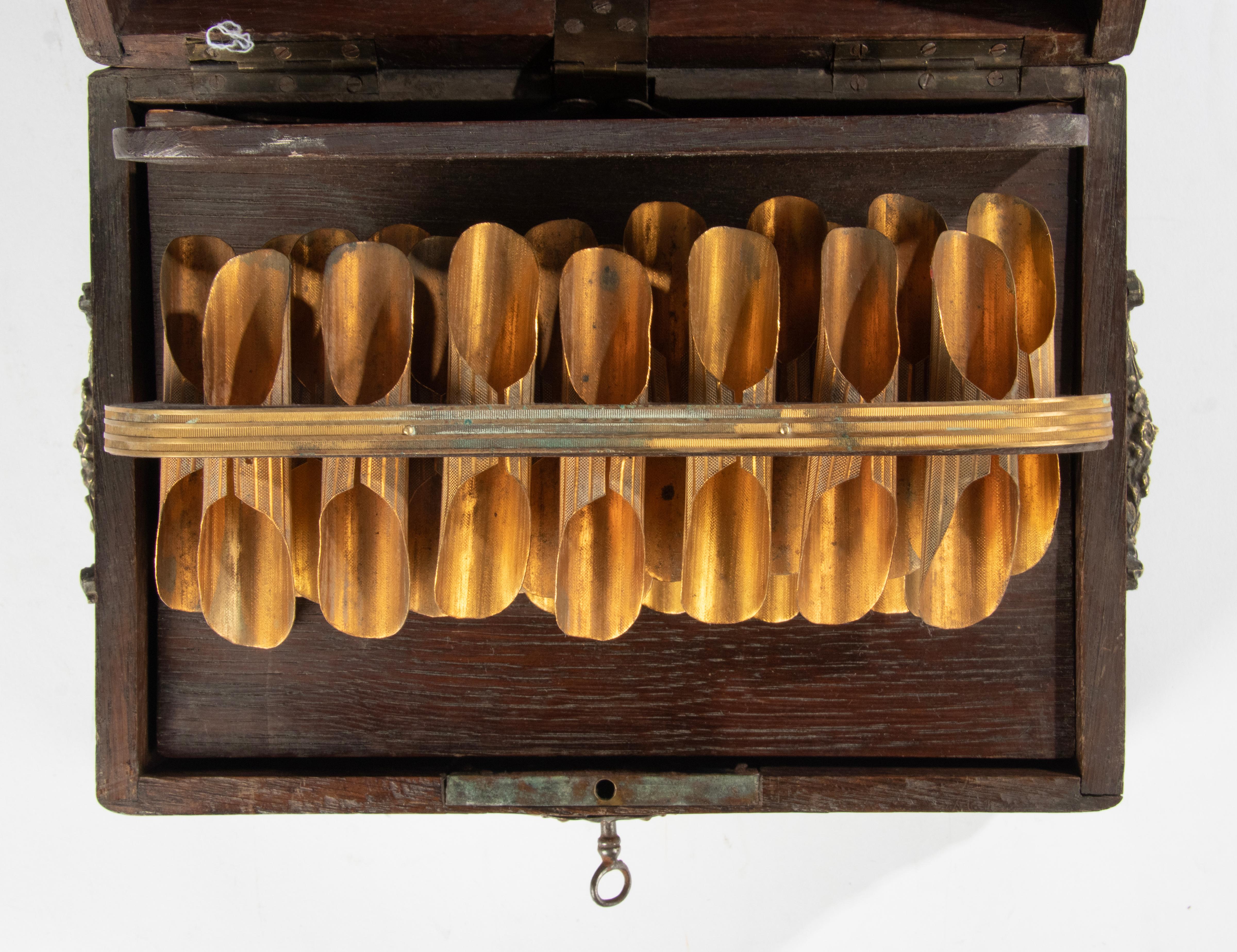 Französische Zigarrenkiste aus Eiche und Kupfer aus dem späten 19. im Zustand „Gut“ im Angebot in Casteren, Noord-Brabant