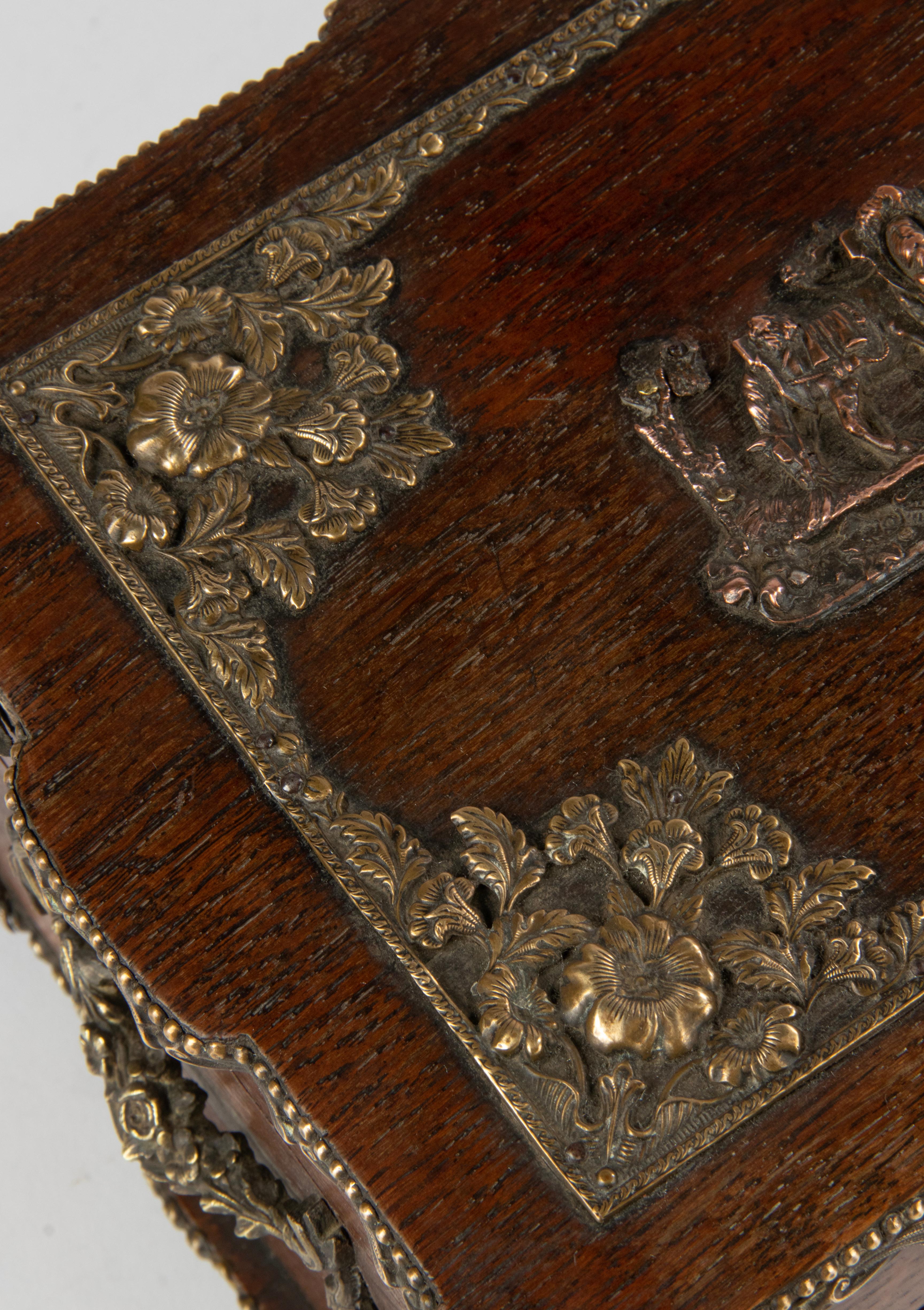 Late 19th Century Oak-Copper French Cigar Box In Good Condition For Sale In Casteren, Noord-Brabant