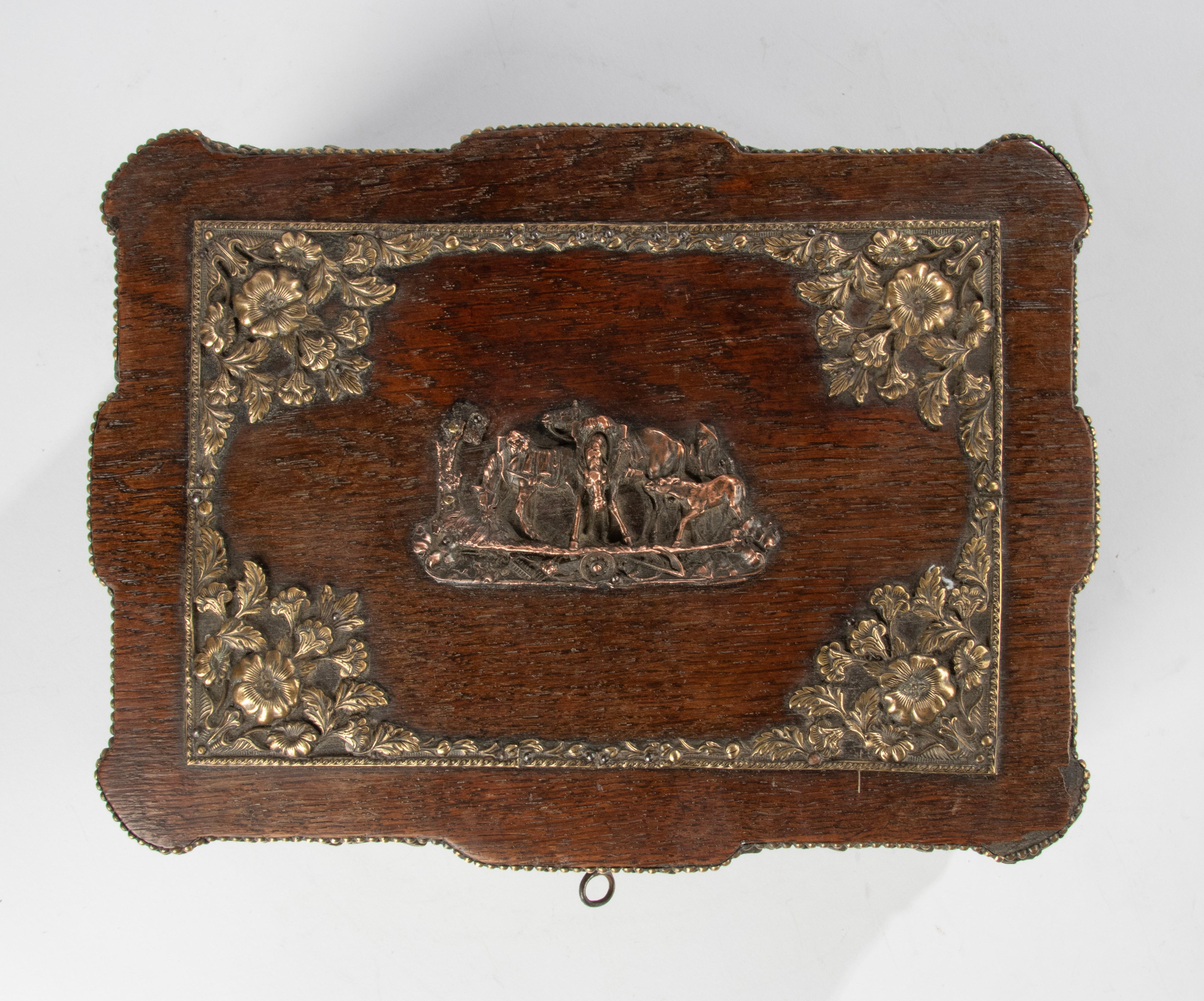Cuivre Boîte à cigares française en chêne et cuivre de la fin du XIXe siècle en vente