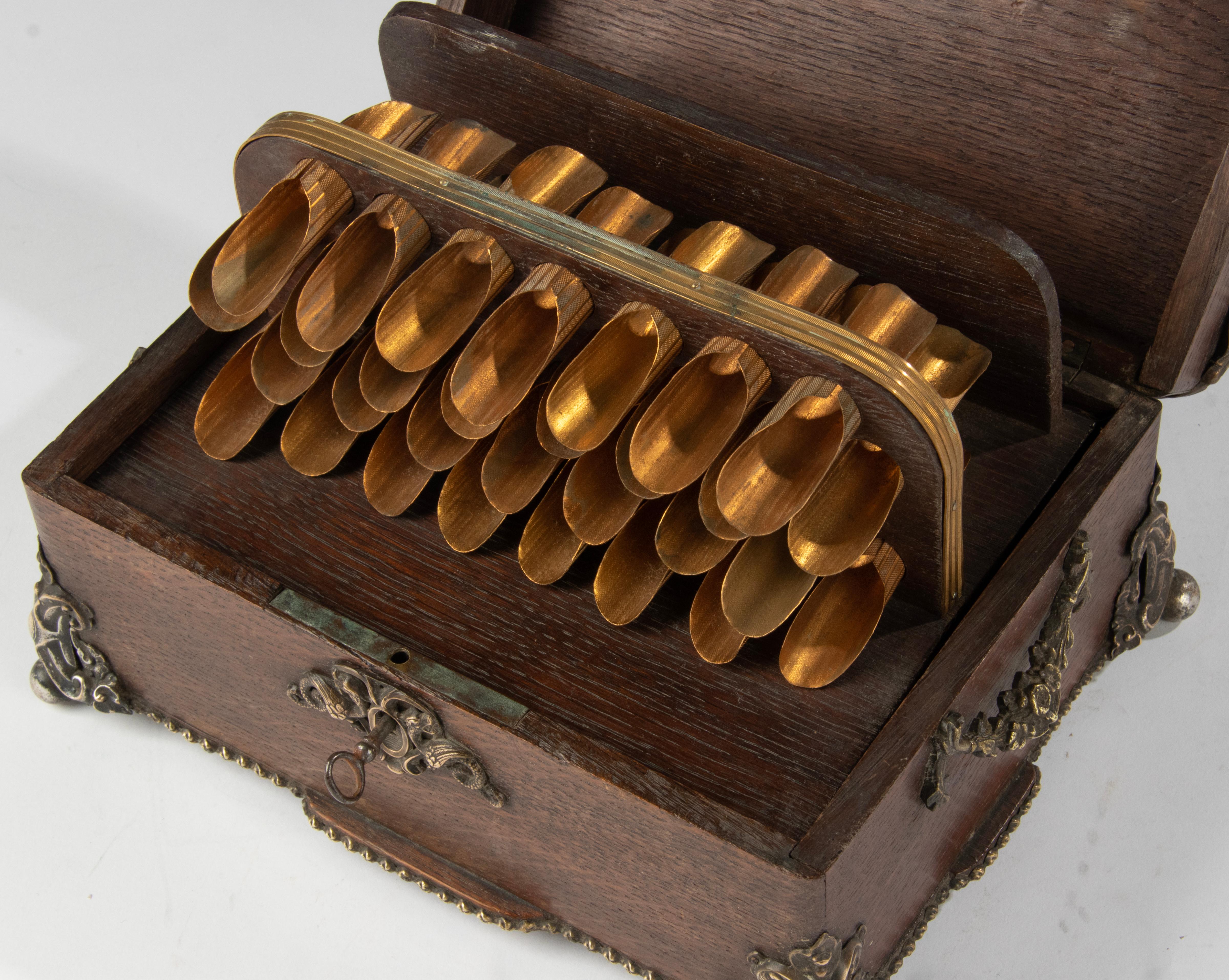 Late 19th Century Oak-Copper French Cigar Box For Sale 3